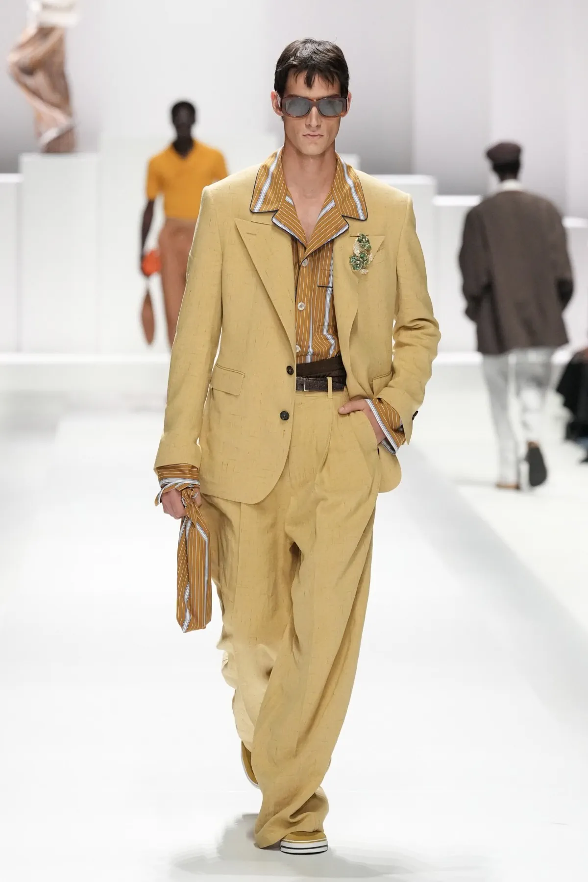 Pour le Printemps 2026, Dolce & Gabbana transforme le pyjama masculin en véritable manifeste de mode