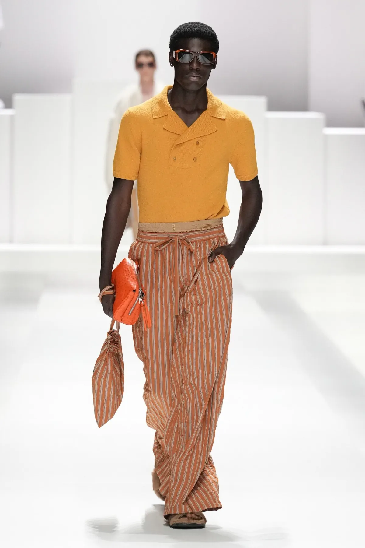 Pour le Printemps 2026, Dolce & Gabbana transforme le pyjama masculin en véritable manifeste de mode