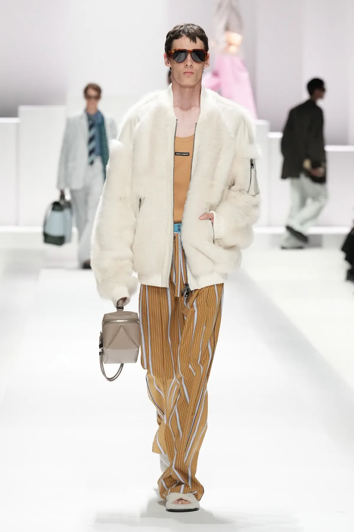 Pour le Printemps 2026, Dolce & Gabbana transforme le pyjama masculin en véritable manifeste de mode