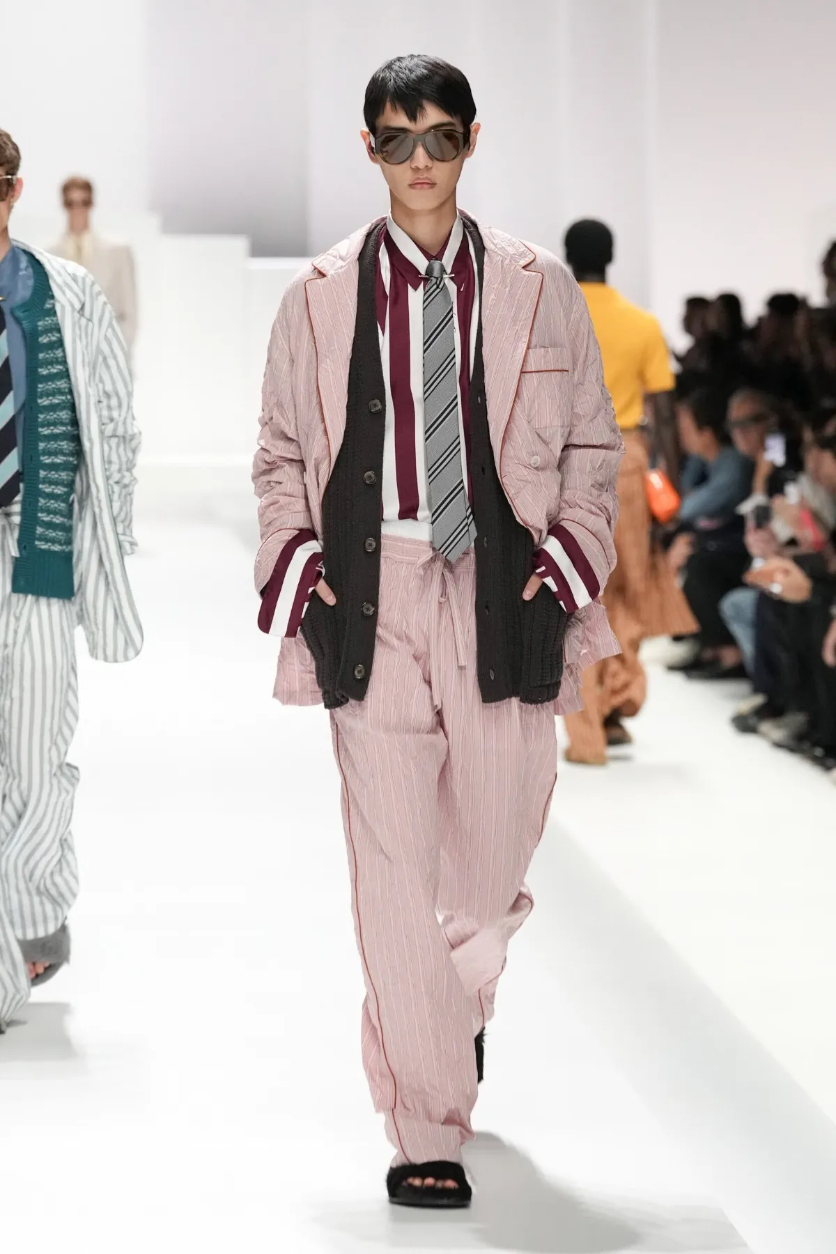 Pour le Printemps 2026, Dolce & Gabbana transforme le pyjama masculin en véritable manifeste de mode