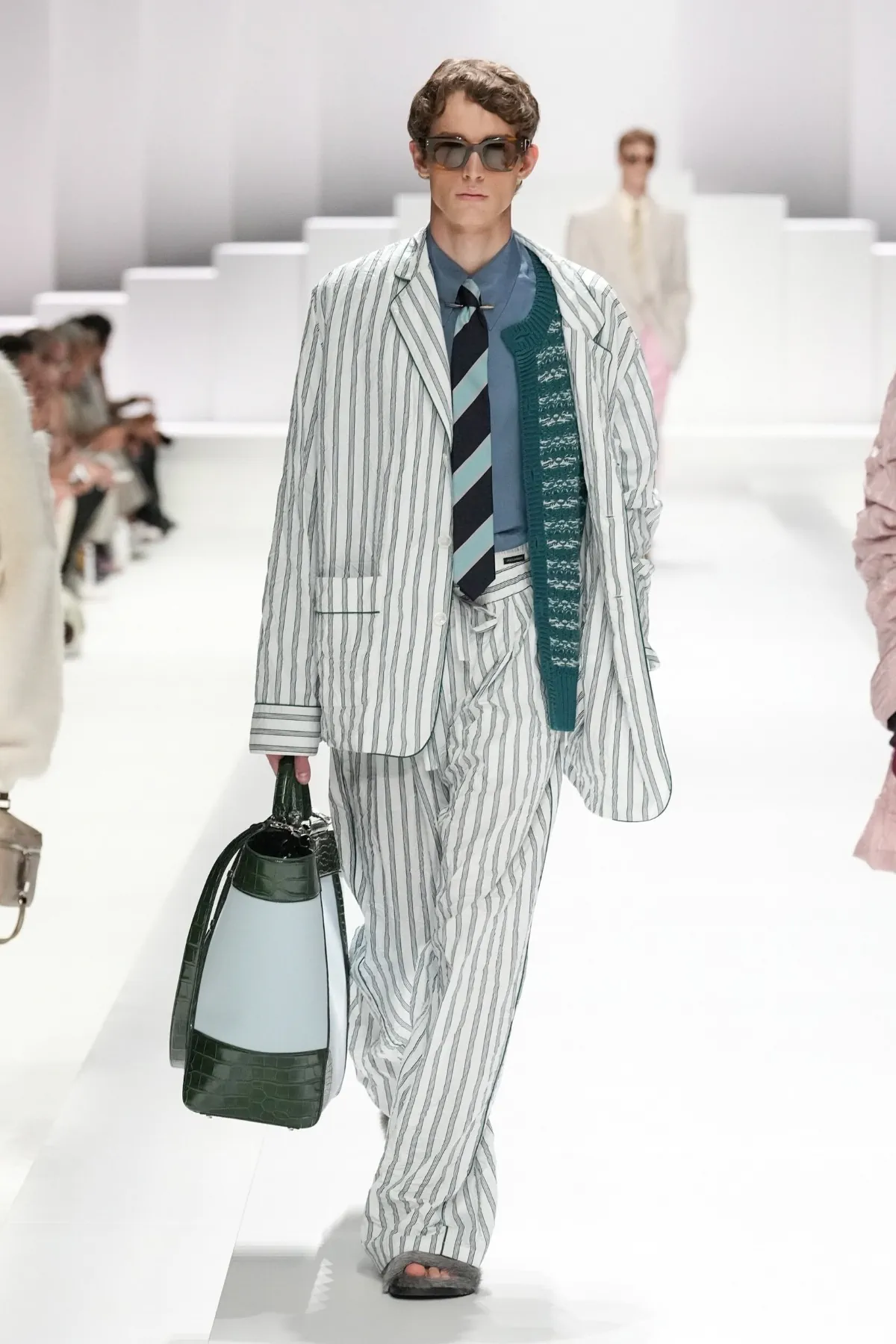 Pour le Printemps 2026, Dolce & Gabbana transforme le pyjama masculin en véritable manifeste de mode