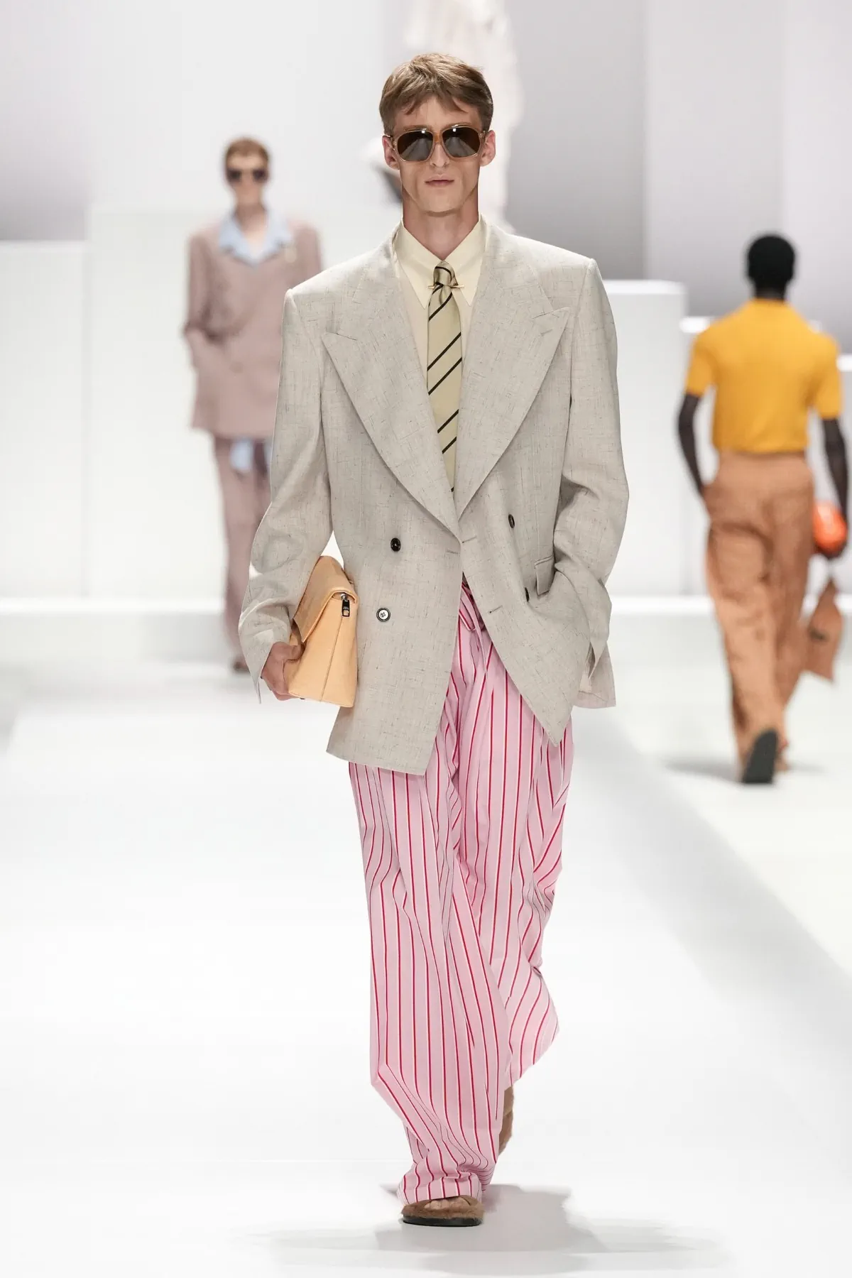 Pour le Printemps 2026, Dolce & Gabbana transforme le pyjama masculin en véritable manifeste de mode