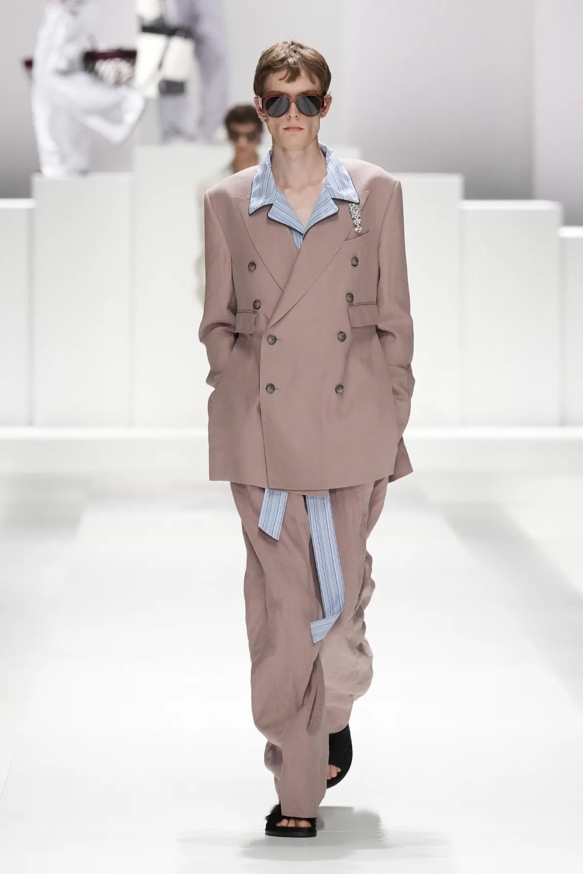 Pour le Printemps 2026, Dolce & Gabbana transforme le pyjama masculin en véritable manifeste de mode