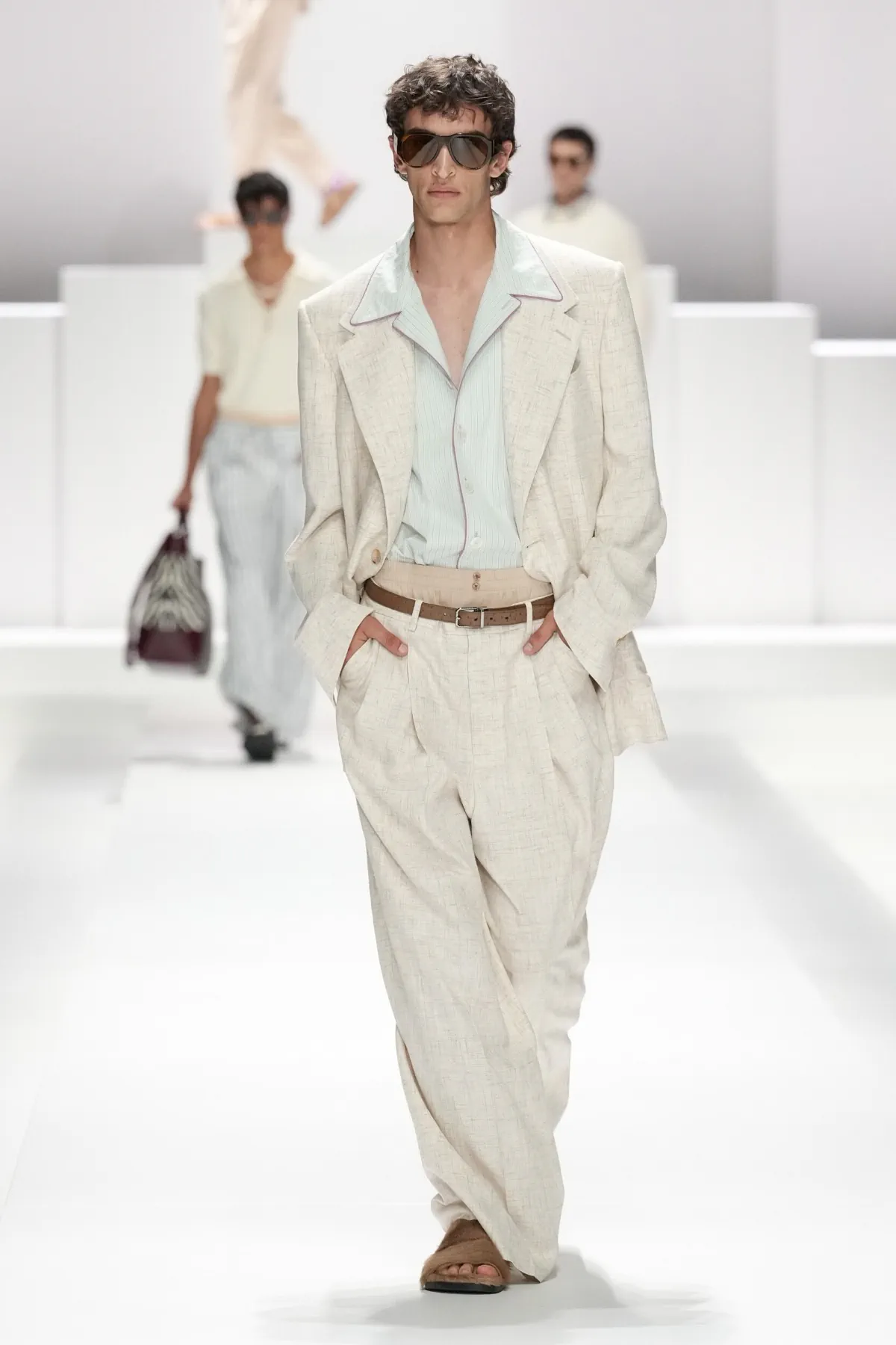 Pour le Printemps 2026, Dolce & Gabbana transforme le pyjama masculin en véritable manifeste de mode