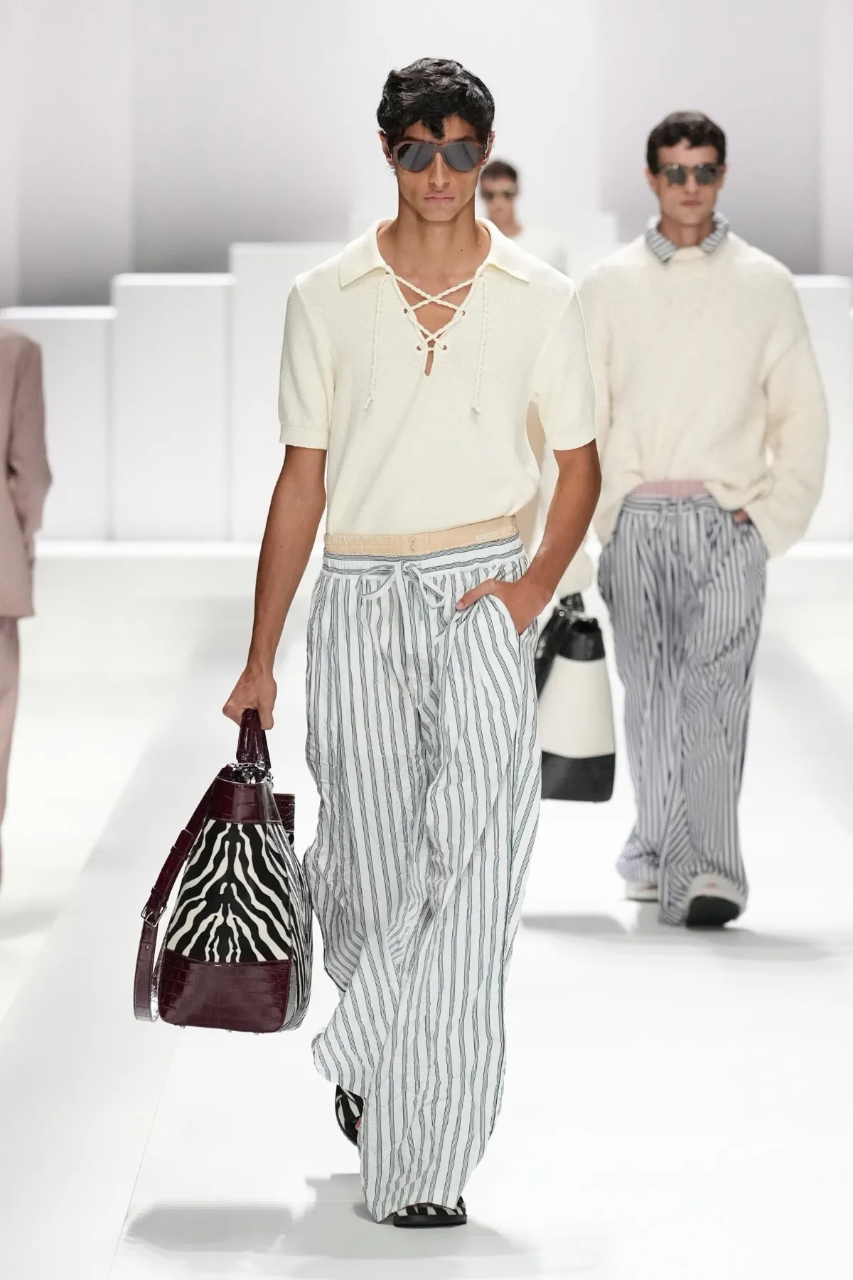 Pour le Printemps 2026, Dolce & Gabbana transforme le pyjama masculin en véritable manifeste de mode