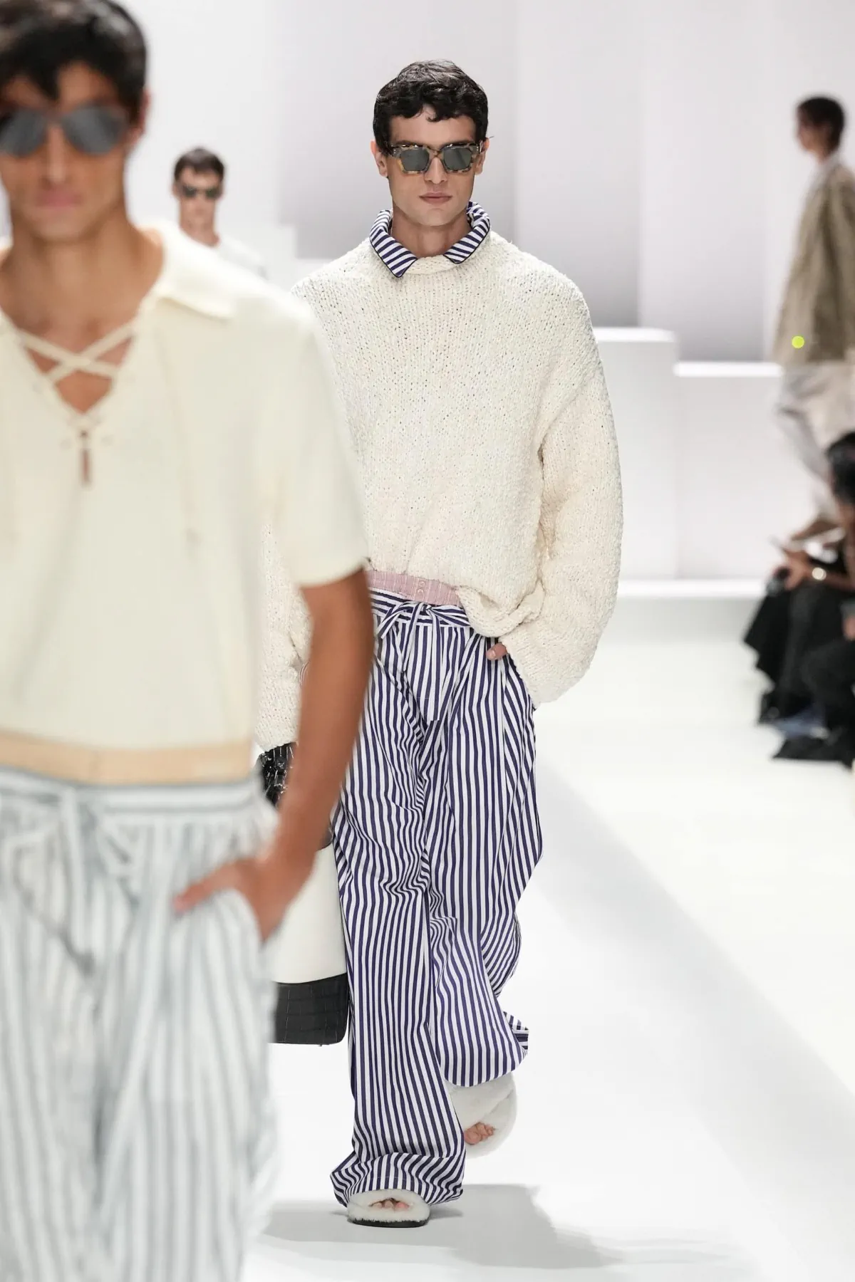 Pour le Printemps 2026, Dolce & Gabbana transforme le pyjama masculin en véritable manifeste de mode