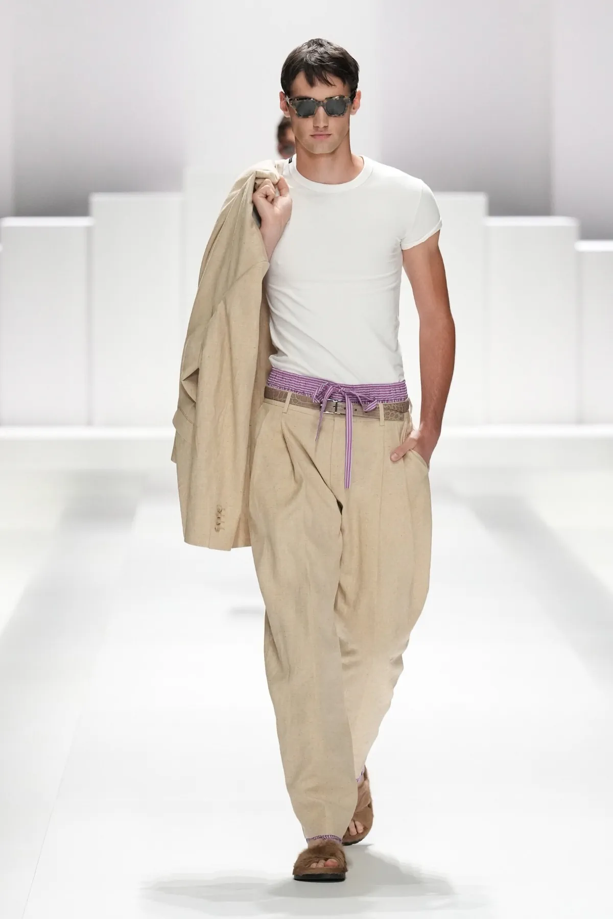 Pour le Printemps 2026, Dolce & Gabbana transforme le pyjama masculin en véritable manifeste de mode