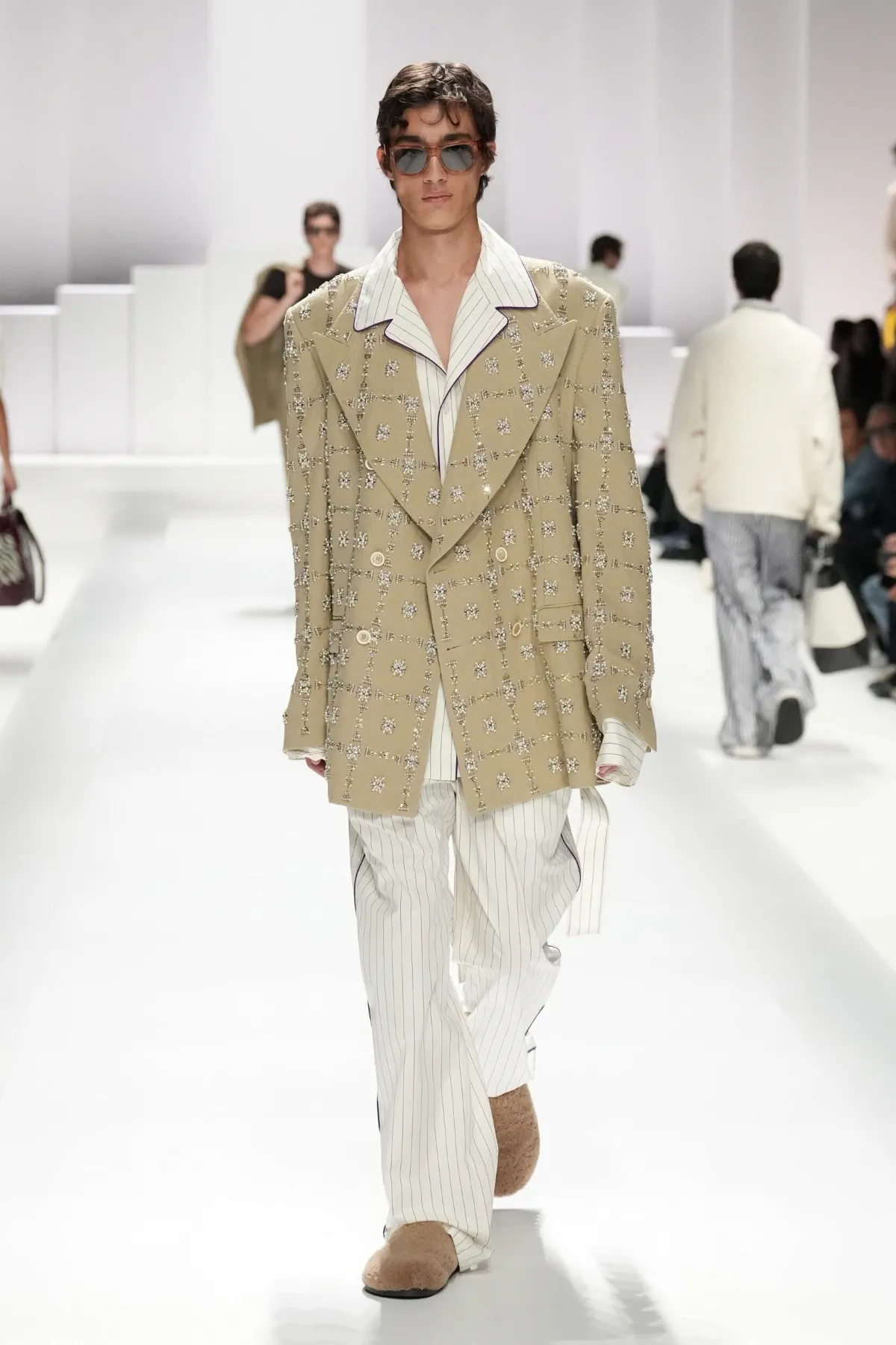 Pour le Printemps 2026, Dolce & Gabbana transforme le pyjama masculin en véritable manifeste de mode