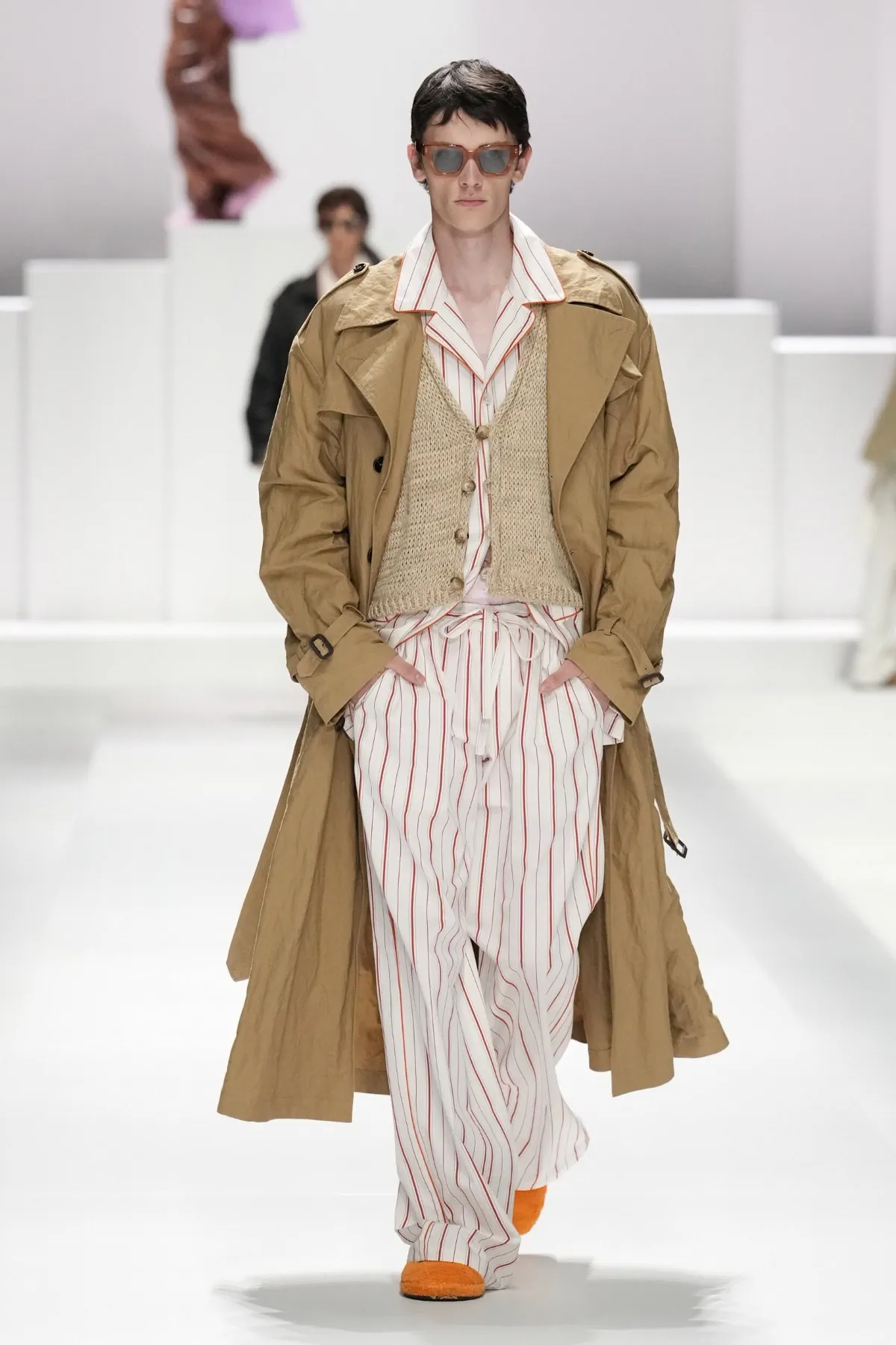 Pour le Printemps 2026, Dolce & Gabbana transforme le pyjama masculin en véritable manifeste de mode