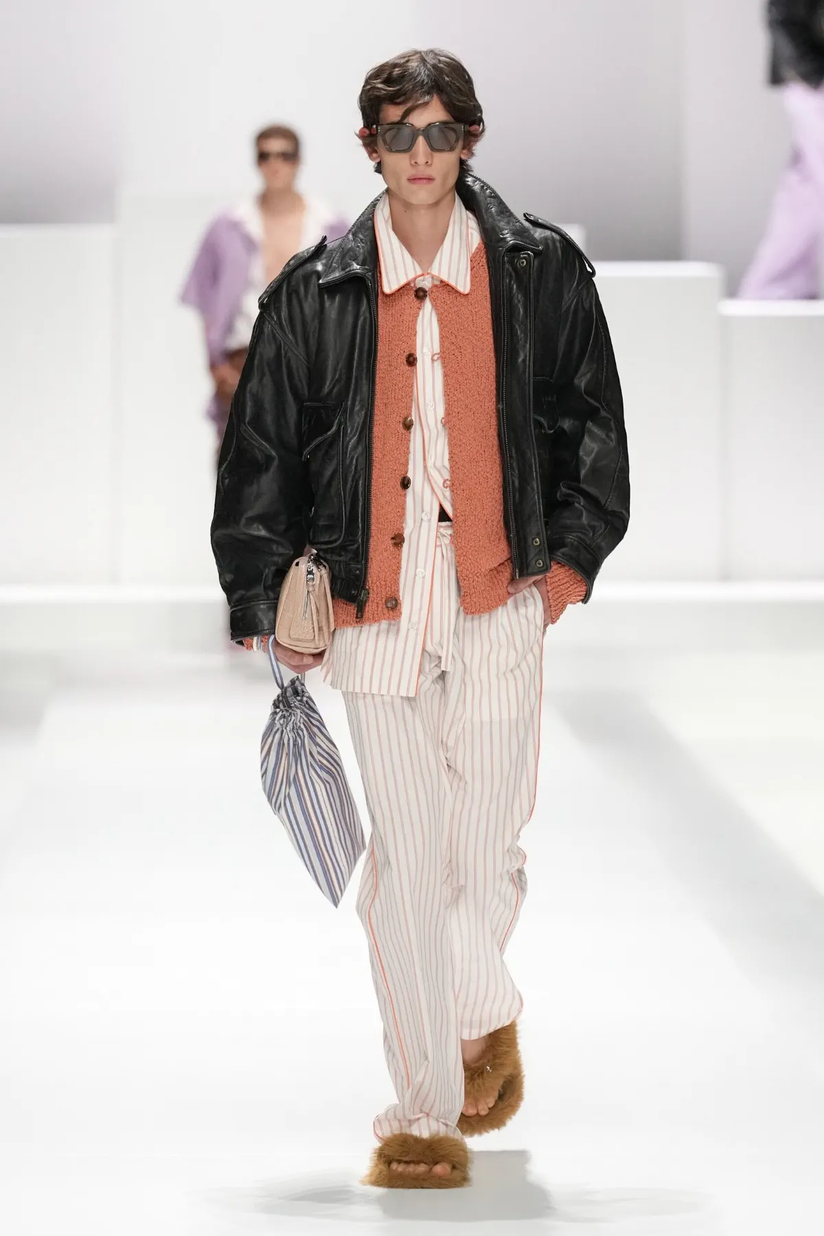 Pour le Printemps 2026, Dolce & Gabbana transforme le pyjama masculin en véritable manifeste de mode