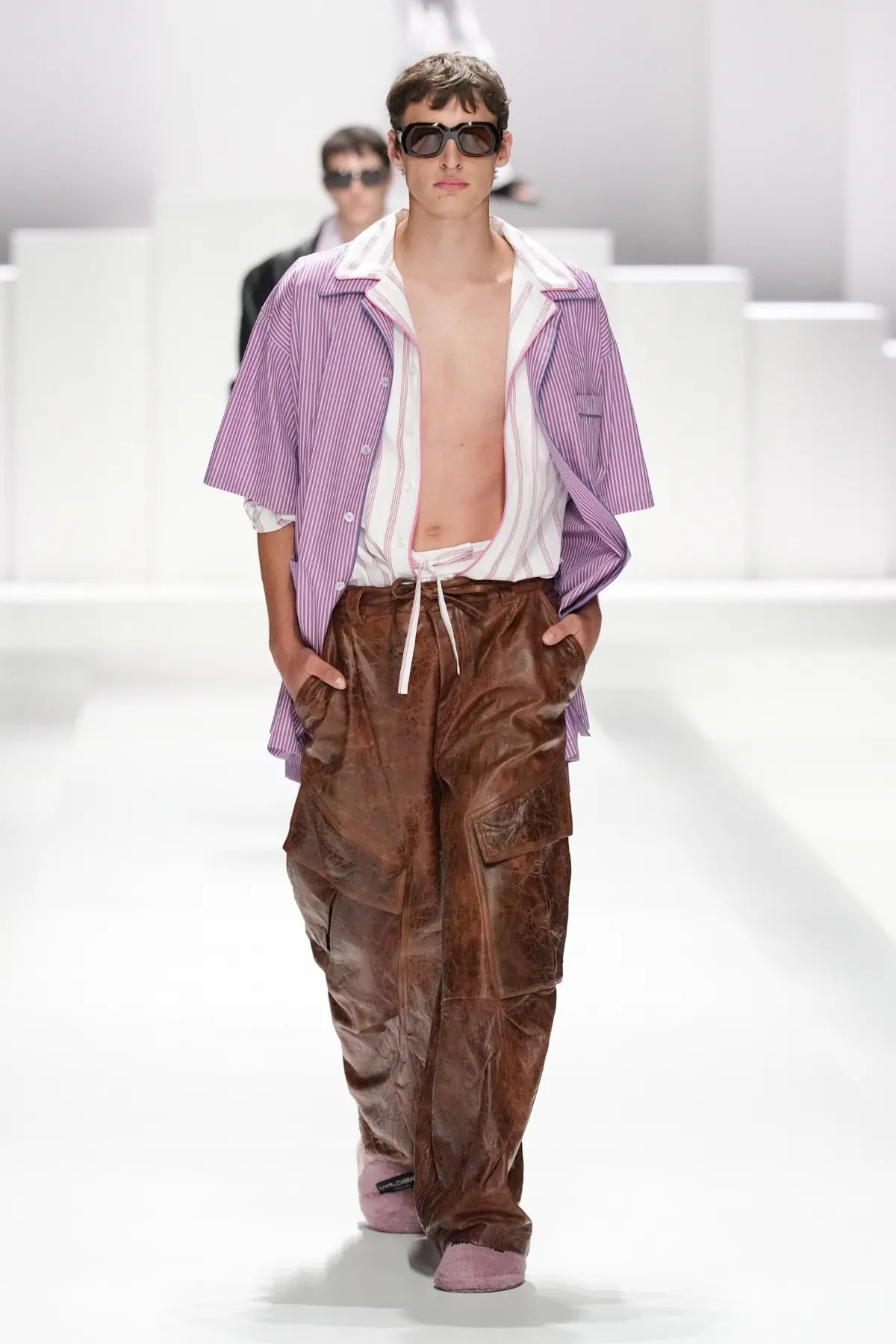 Pour le Printemps 2026, Dolce & Gabbana transforme le pyjama masculin en véritable manifeste de mode