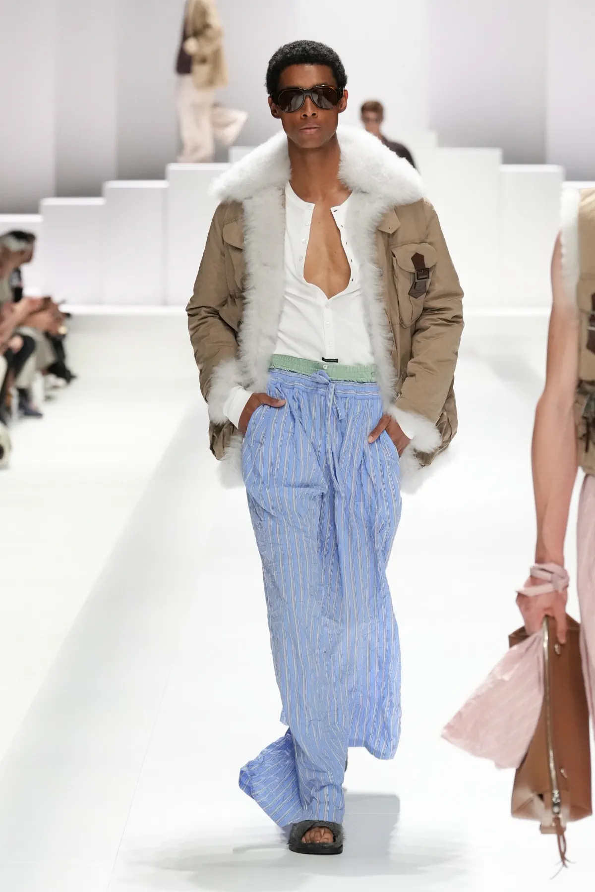 Pour le Printemps 2026, Dolce & Gabbana transforme le pyjama masculin en véritable manifeste de mode