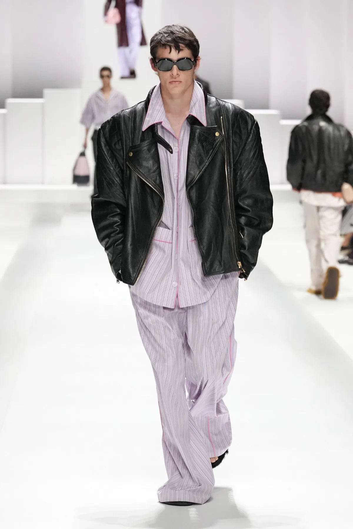 Pour le Printemps 2026, Dolce & Gabbana transforme le pyjama masculin en véritable manifeste de mode