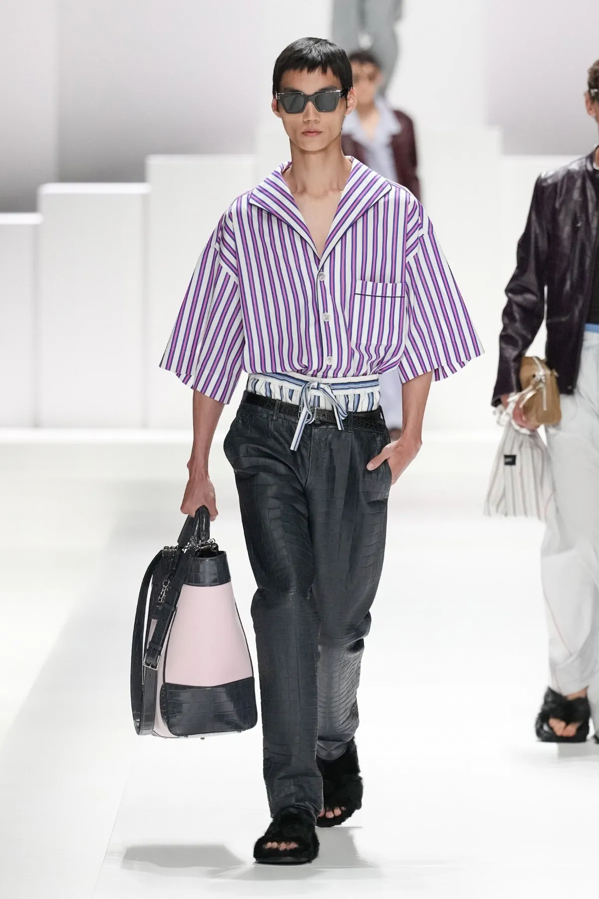 Pour le Printemps 2026, Dolce & Gabbana transforme le pyjama masculin en véritable manifeste de mode