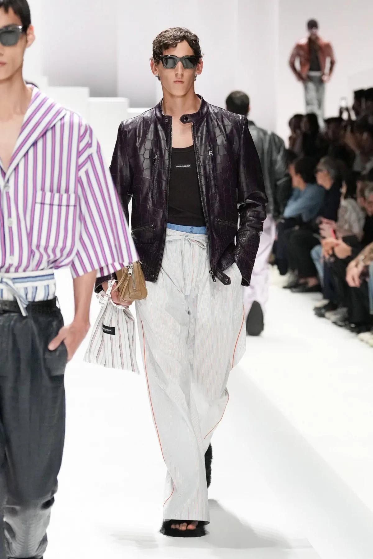 Pour le Printemps 2026, Dolce & Gabbana transforme le pyjama masculin en véritable manifeste de mode
