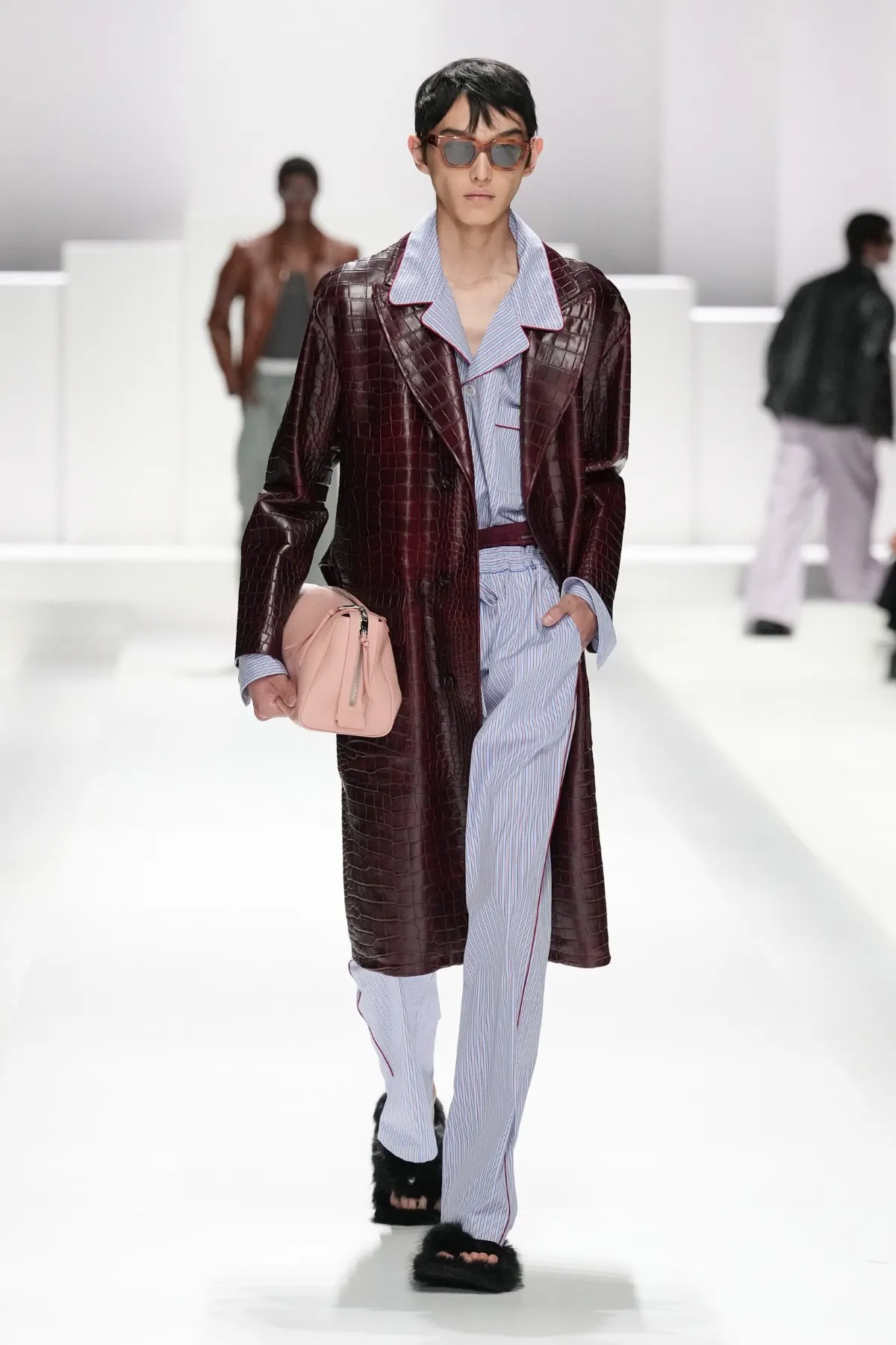 Pour le Printemps 2026, Dolce & Gabbana transforme le pyjama masculin en véritable manifeste de mode