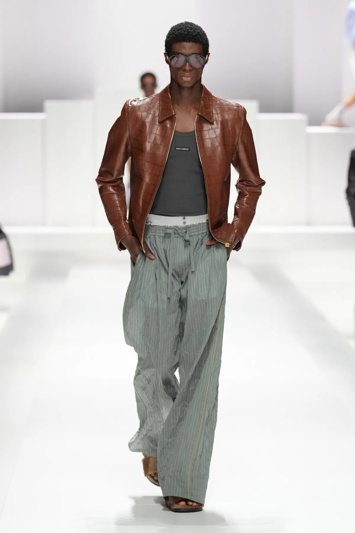 Pour le Printemps 2026, Dolce & Gabbana transforme le pyjama masculin en véritable manifeste de mode