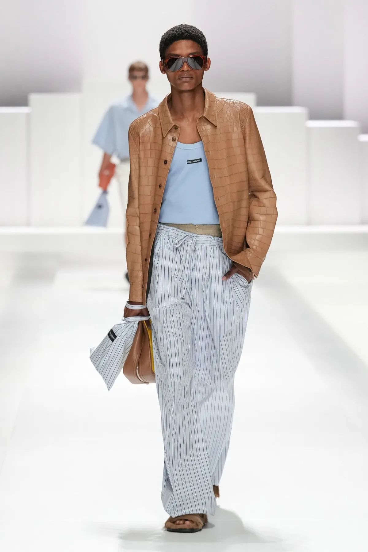 Pour le Printemps 2026, Dolce & Gabbana transforme le pyjama masculin en véritable manifeste de mode