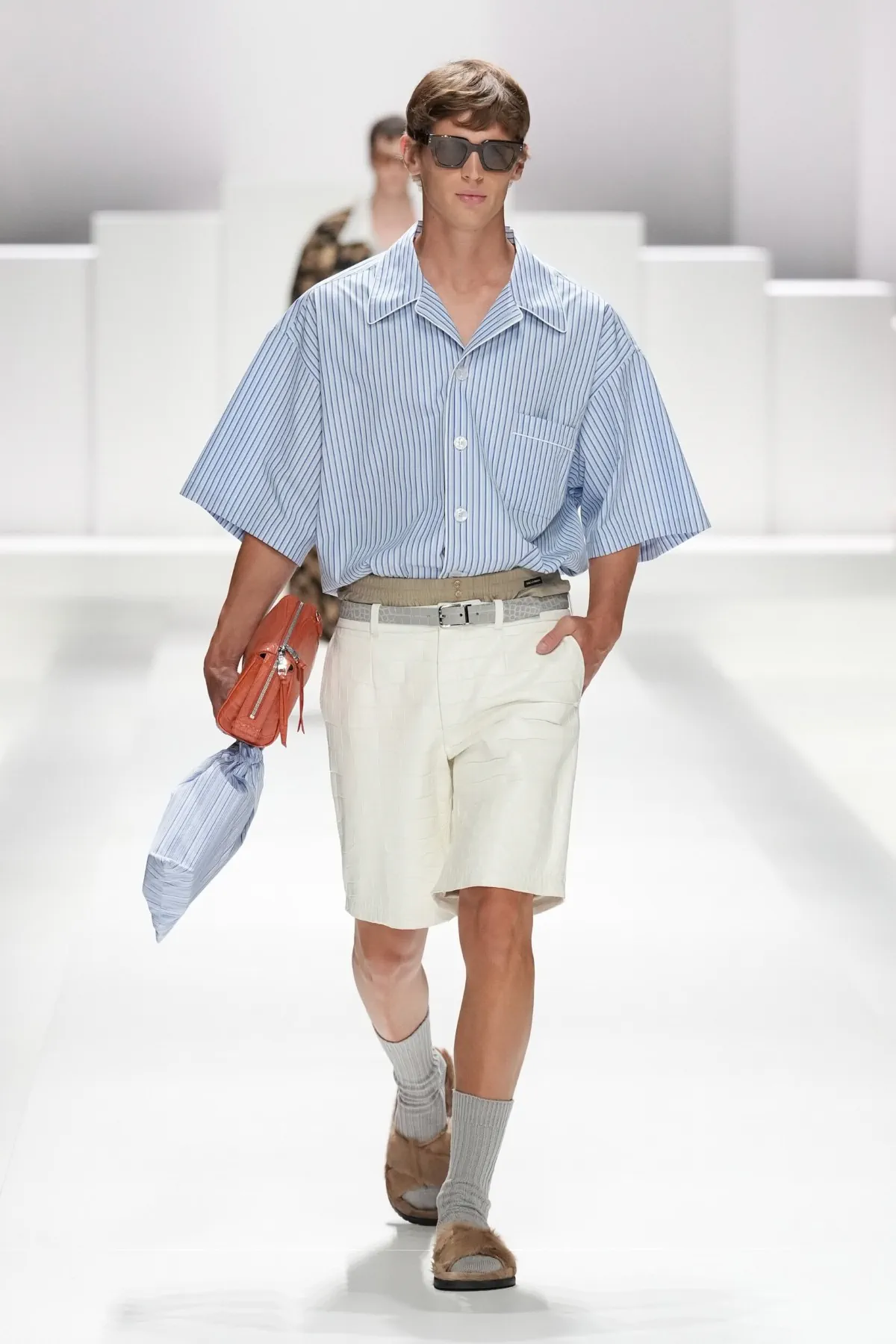 Pour le Printemps 2026, Dolce & Gabbana transforme le pyjama masculin en véritable manifeste de mode