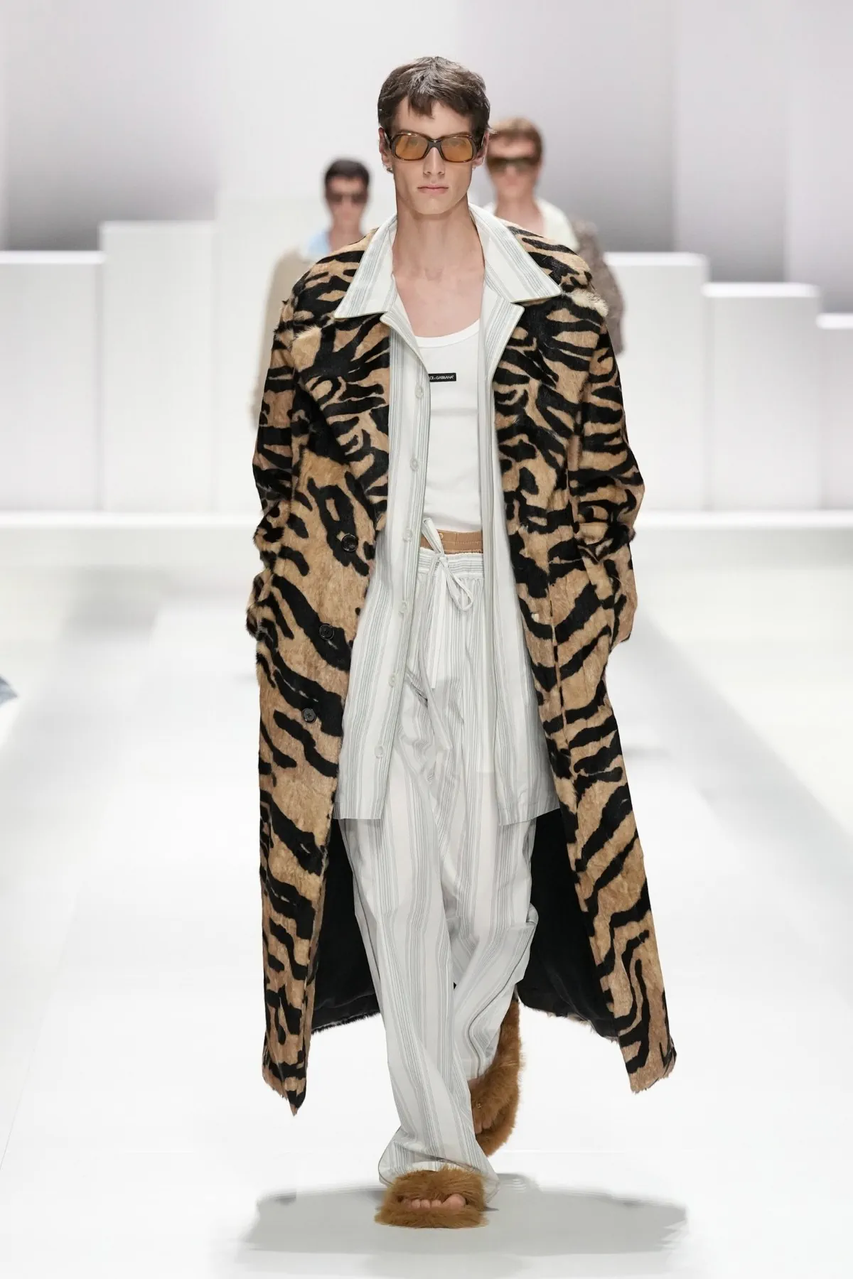 Pour le Printemps 2026, Dolce & Gabbana transforme le pyjama masculin en véritable manifeste de mode