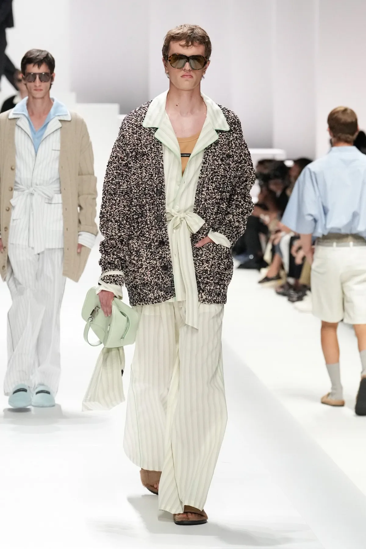 Pour le Printemps 2026, Dolce & Gabbana transforme le pyjama masculin en véritable manifeste de mode