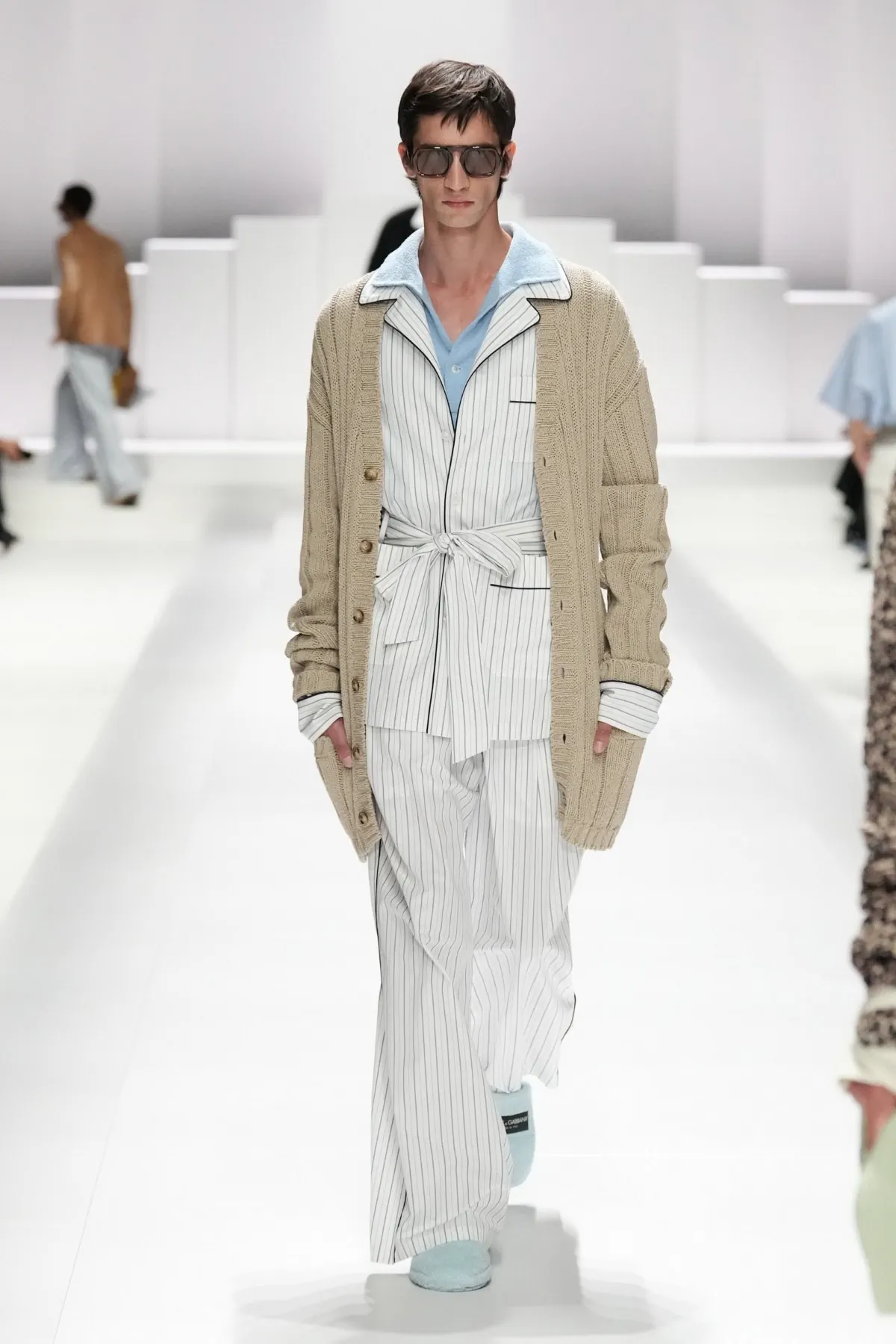 Pour le Printemps 2026, Dolce & Gabbana transforme le pyjama masculin en véritable manifeste de mode