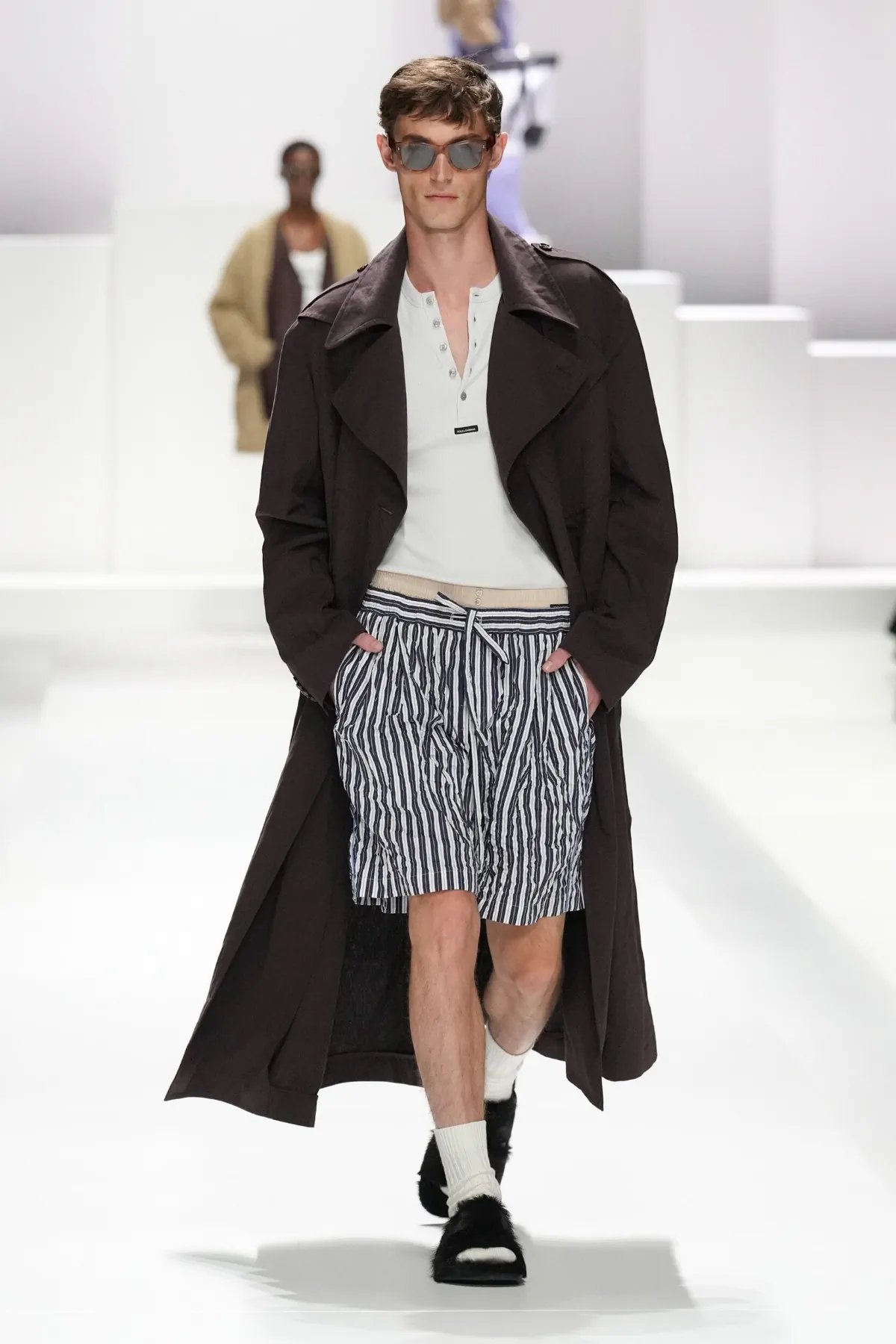 Pour le Printemps 2026, Dolce & Gabbana transforme le pyjama masculin en véritable manifeste de mode