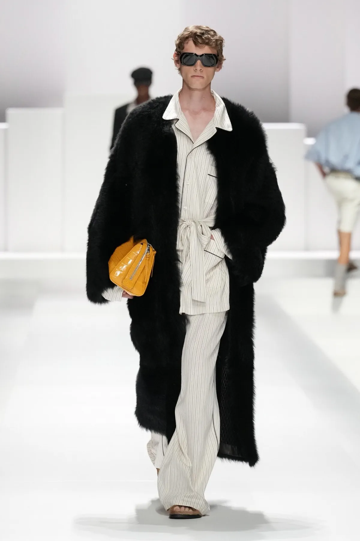 Pour le Printemps 2026, Dolce & Gabbana transforme le pyjama masculin en véritable manifeste de mode