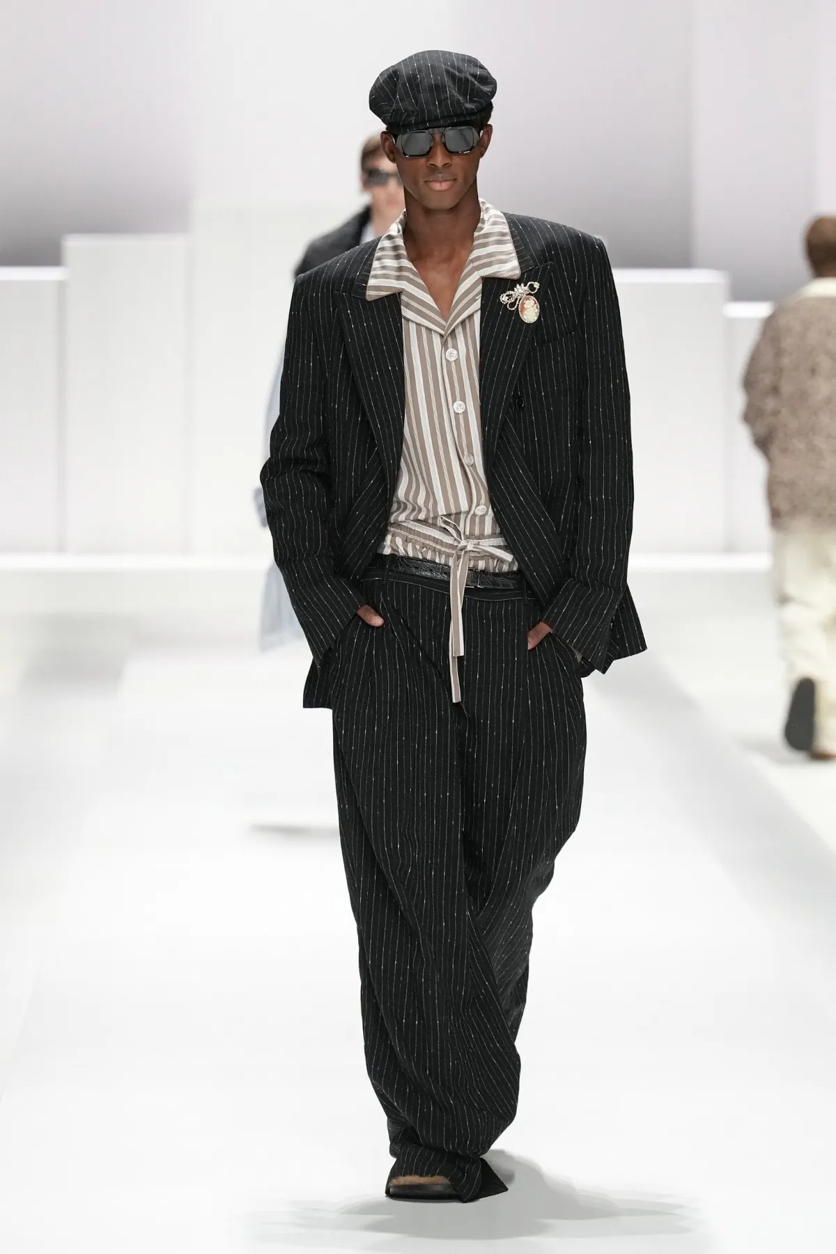 Pour le Printemps 2026, Dolce & Gabbana transforme le pyjama masculin en véritable manifeste de mode