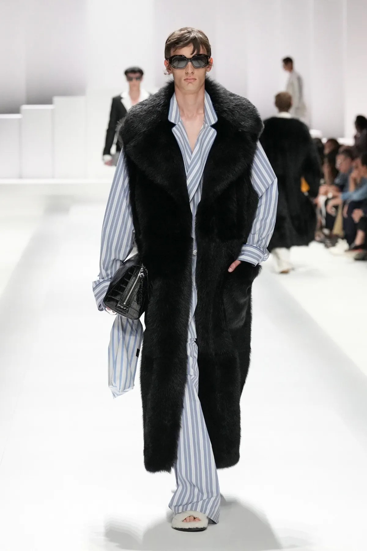 Pour le Printemps 2026, Dolce & Gabbana transforme le pyjama masculin en véritable manifeste de mode