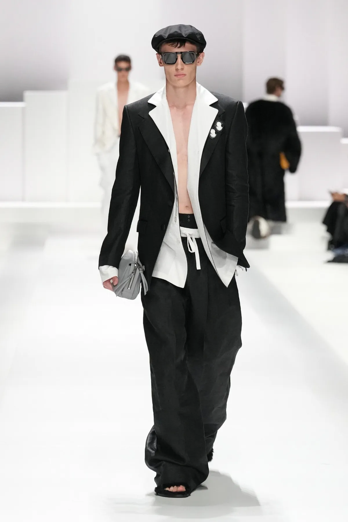 Pour le Printemps 2026, Dolce & Gabbana transforme le pyjama masculin en véritable manifeste de mode
