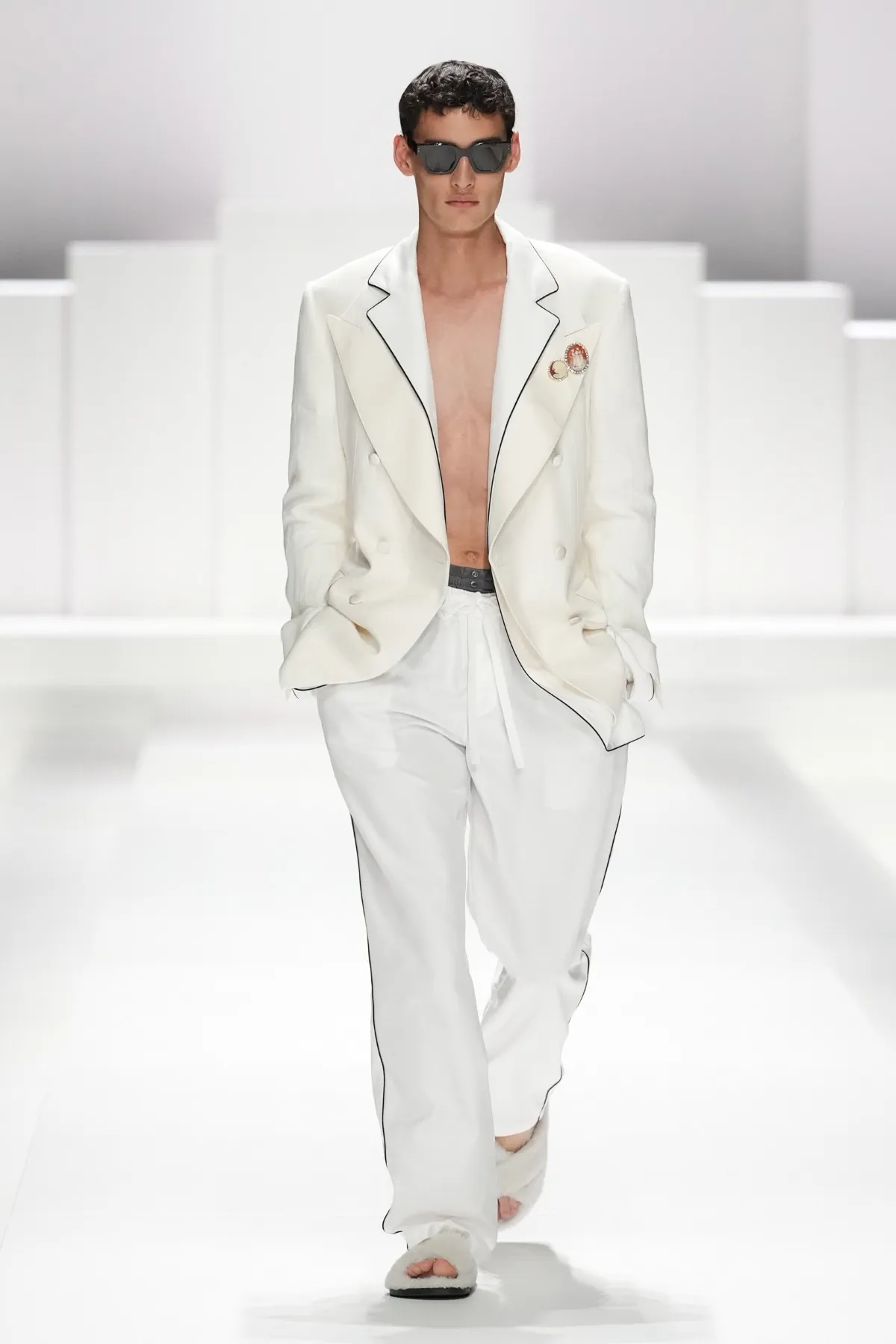 Pour le Printemps 2026, Dolce & Gabbana transforme le pyjama masculin en véritable manifeste de mode