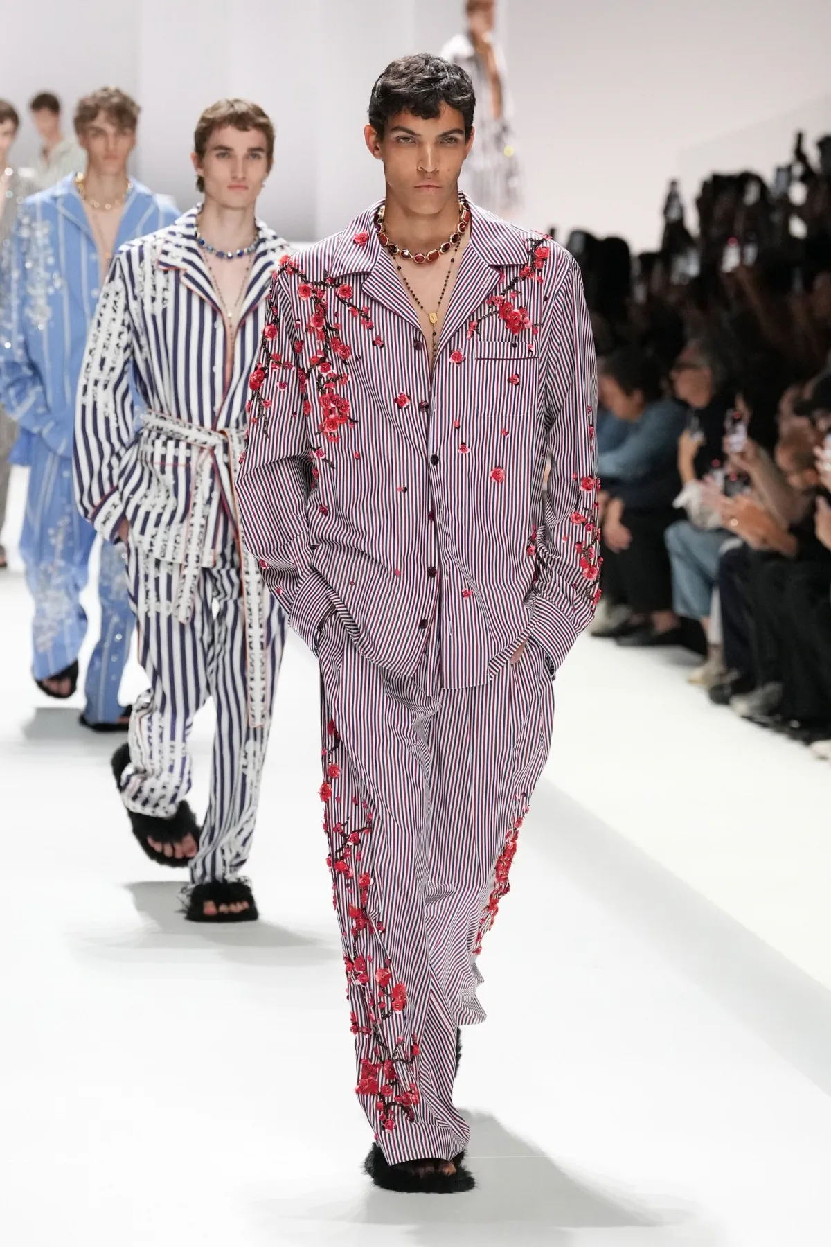 Pour le Printemps 2026, Dolce & Gabbana transforme le pyjama masculin en véritable manifeste de mode