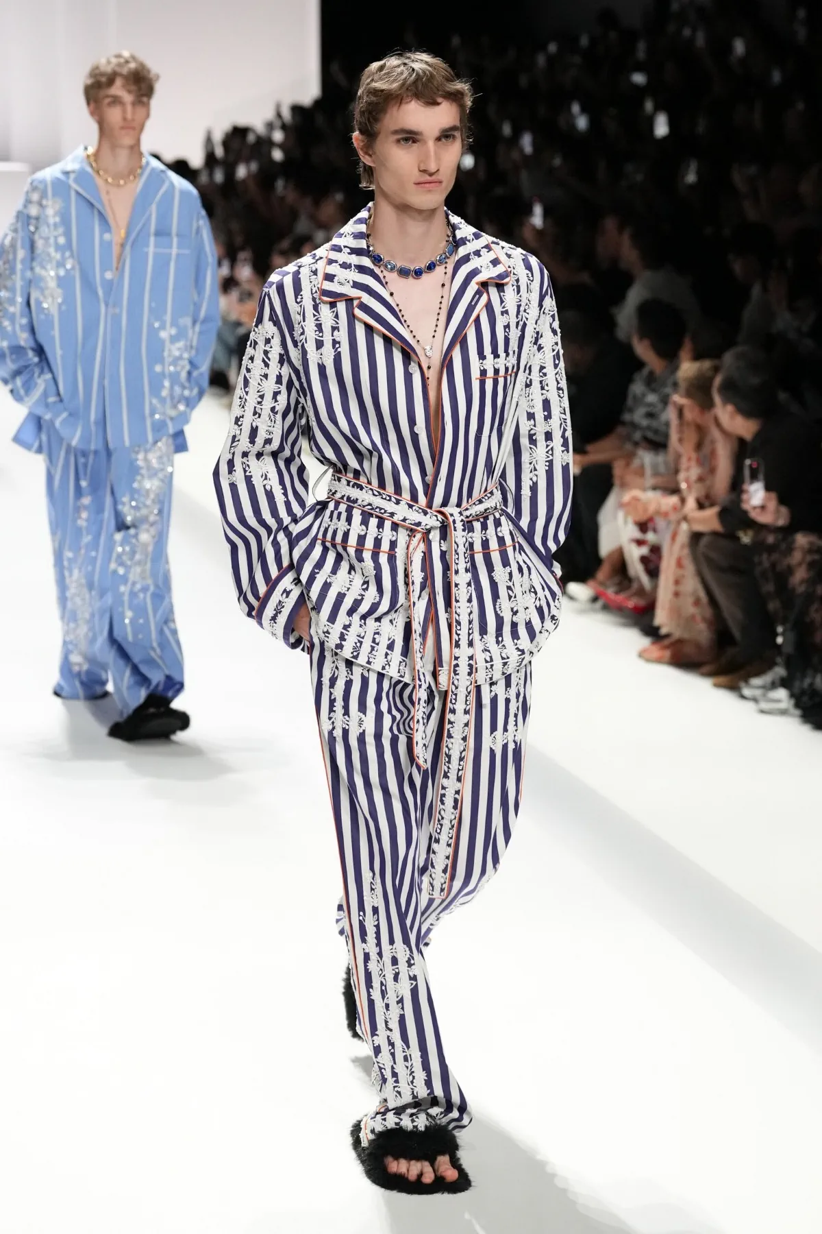 Pour le Printemps 2026, Dolce & Gabbana transforme le pyjama masculin en véritable manifeste de mode