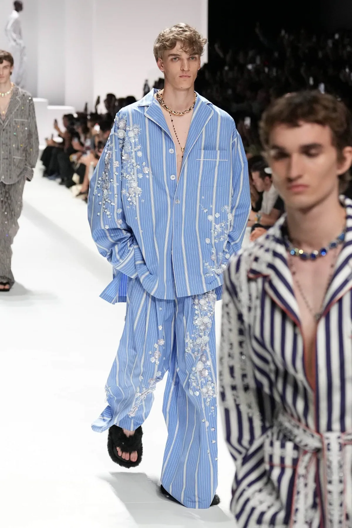 Pour le Printemps 2026, Dolce & Gabbana transforme le pyjama masculin en véritable manifeste de mode