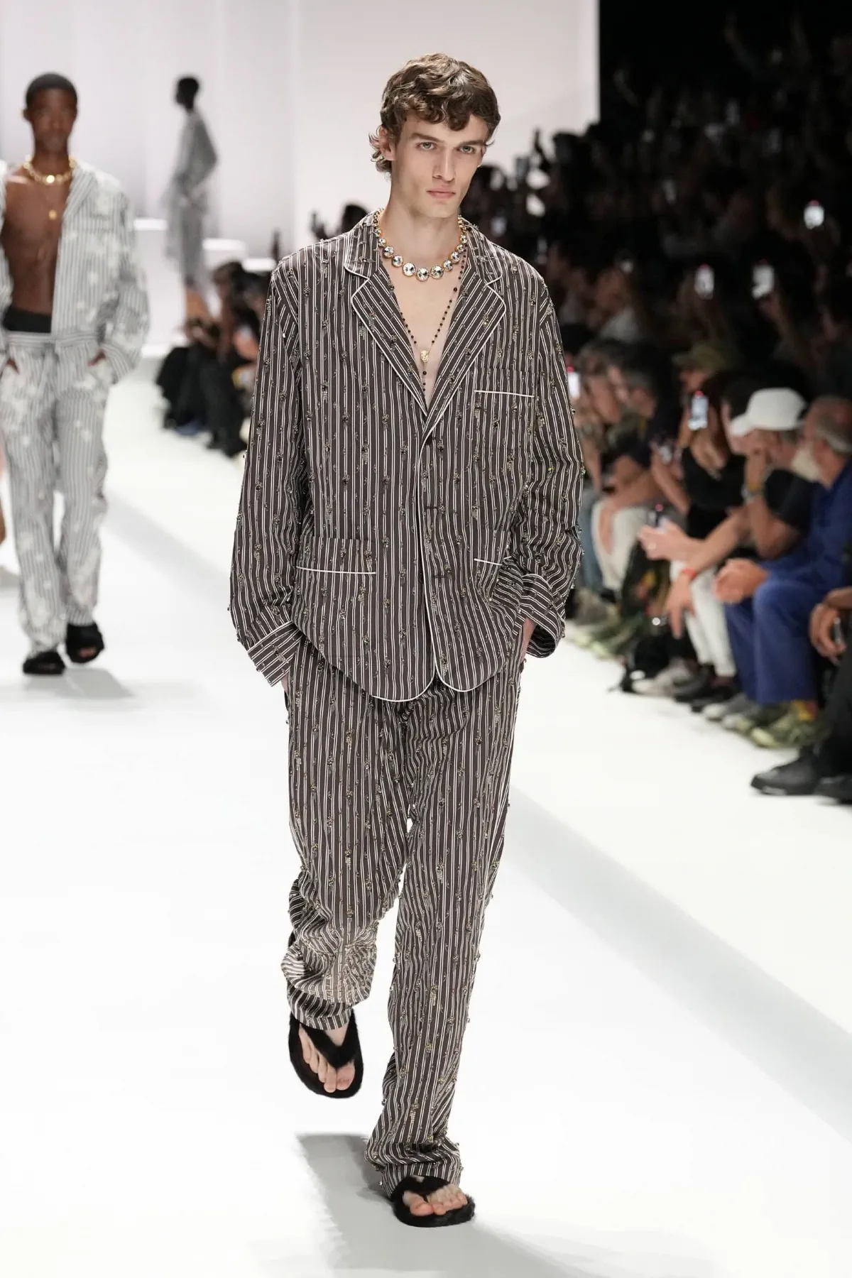 Pour le Printemps 2026, Dolce & Gabbana transforme le pyjama masculin en véritable manifeste de mode