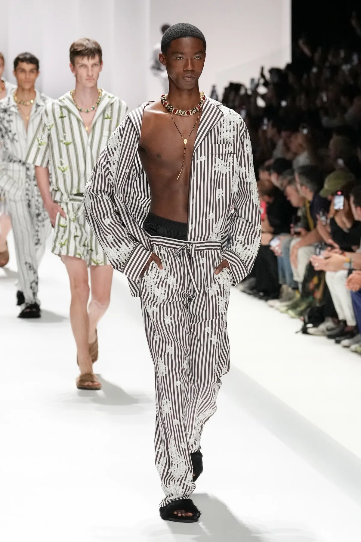 Pour le Printemps 2026, Dolce & Gabbana transforme le pyjama masculin en véritable manifeste de mode