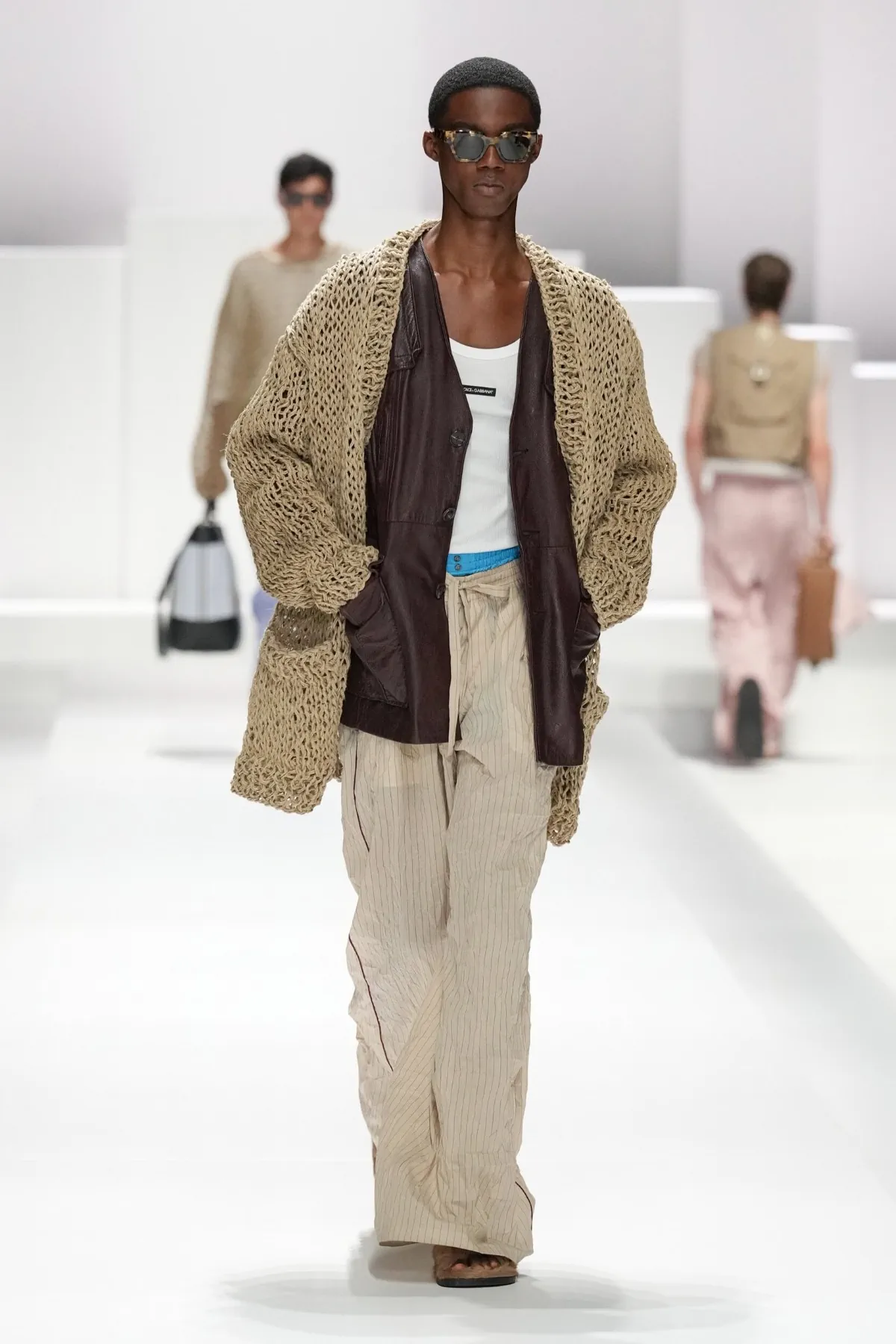Pour le Printemps 2026, Dolce & Gabbana transforme le pyjama masculin en véritable manifeste de mode