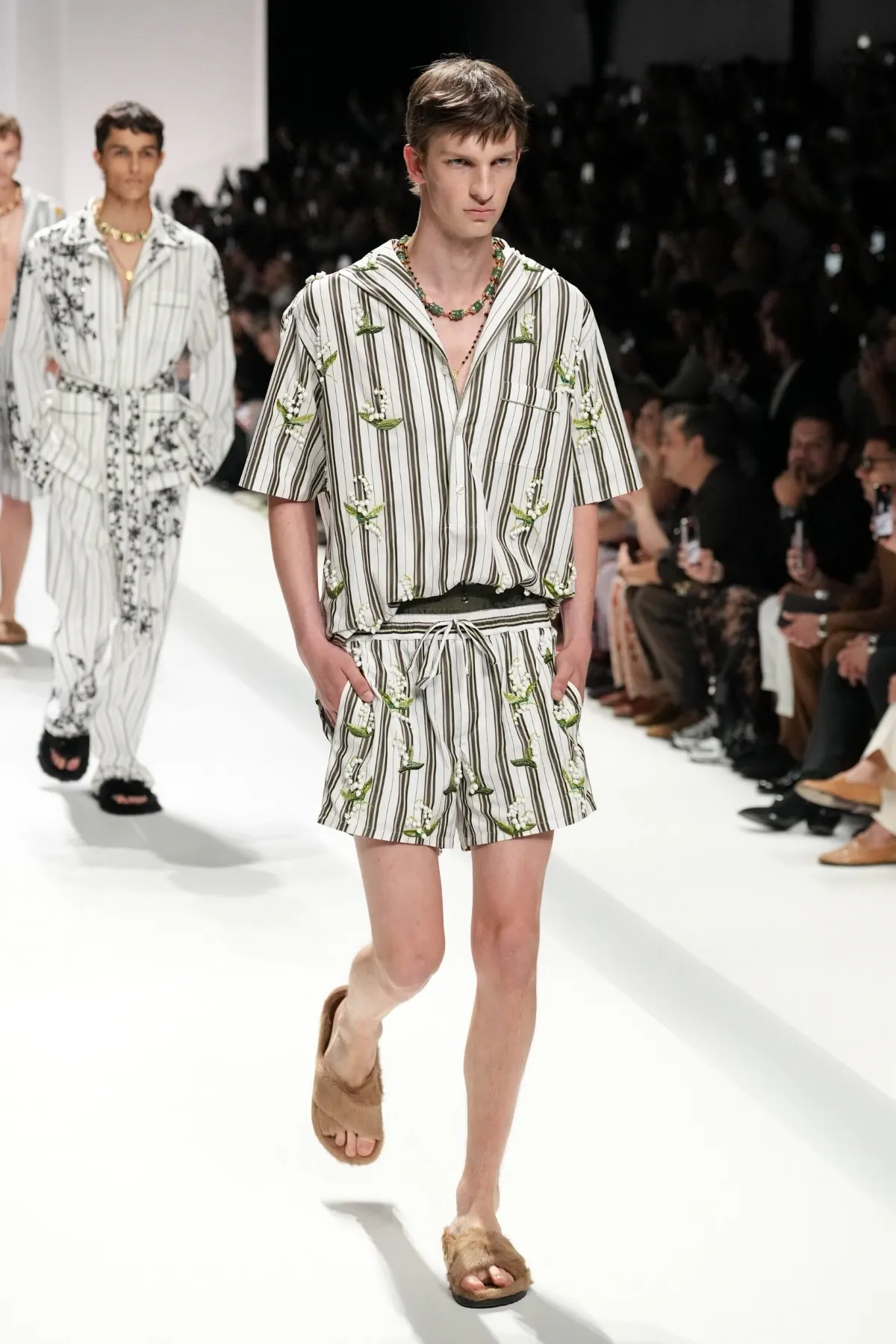 Pour le Printemps 2026, Dolce & Gabbana transforme le pyjama masculin en véritable manifeste de mode