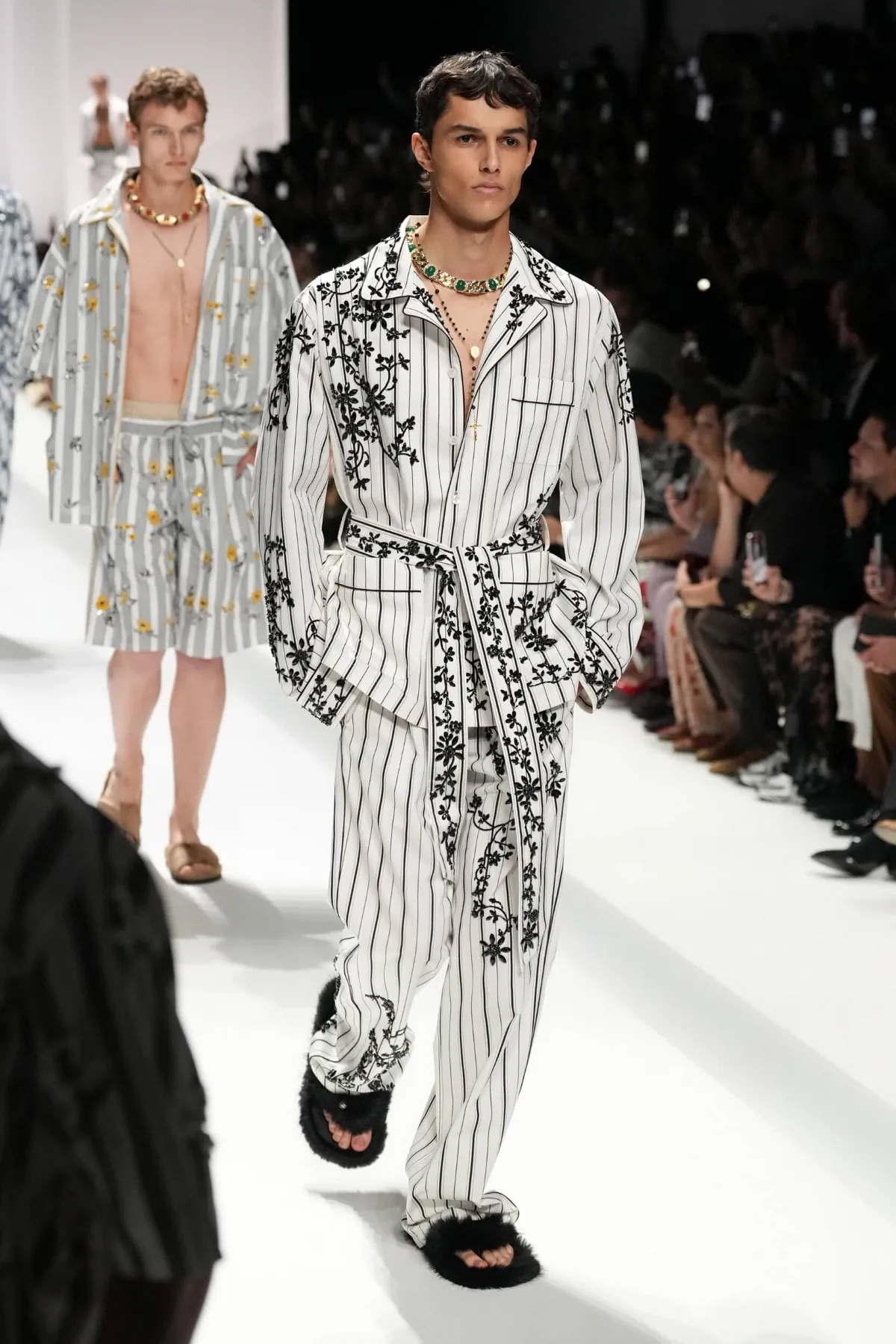 Pour le Printemps 2026, Dolce & Gabbana transforme le pyjama masculin en véritable manifeste de mode