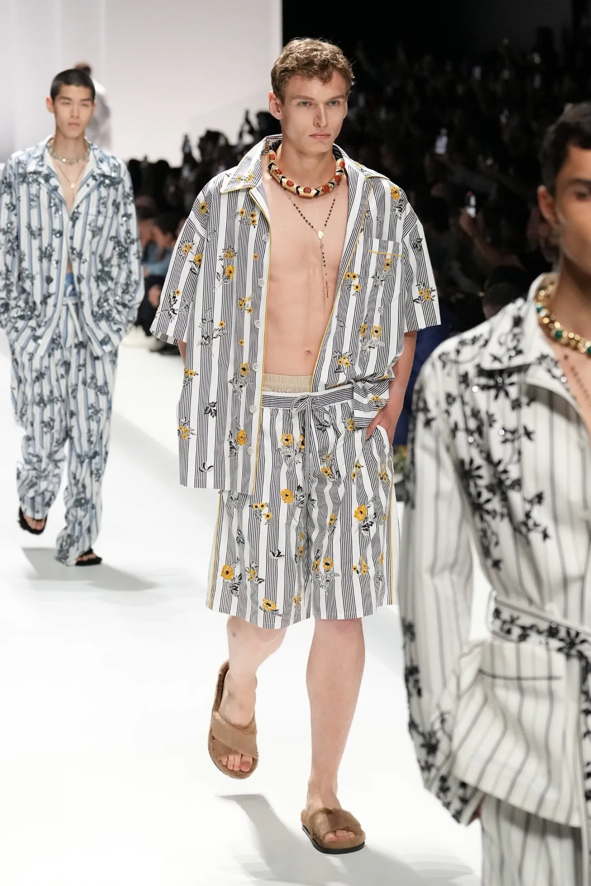 Pour le Printemps 2026, Dolce & Gabbana transforme le pyjama masculin en véritable manifeste de mode