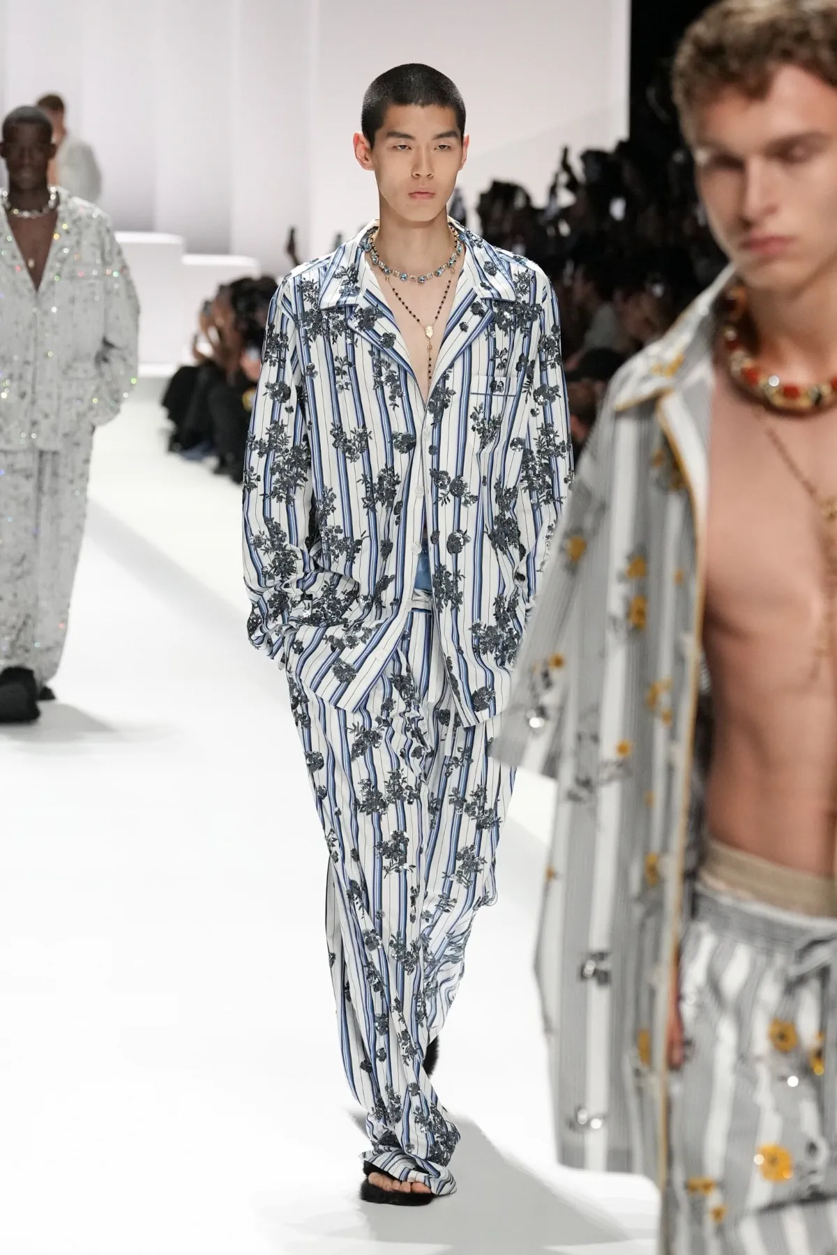 Pour le Printemps 2026, Dolce & Gabbana transforme le pyjama masculin en véritable manifeste de mode