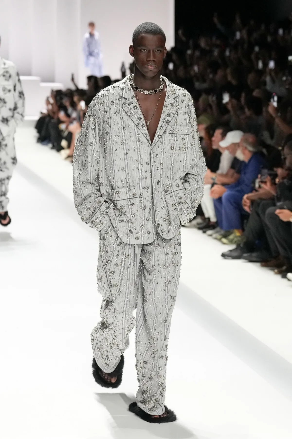 Pour le Printemps 2026, Dolce & Gabbana transforme le pyjama masculin en véritable manifeste de mode