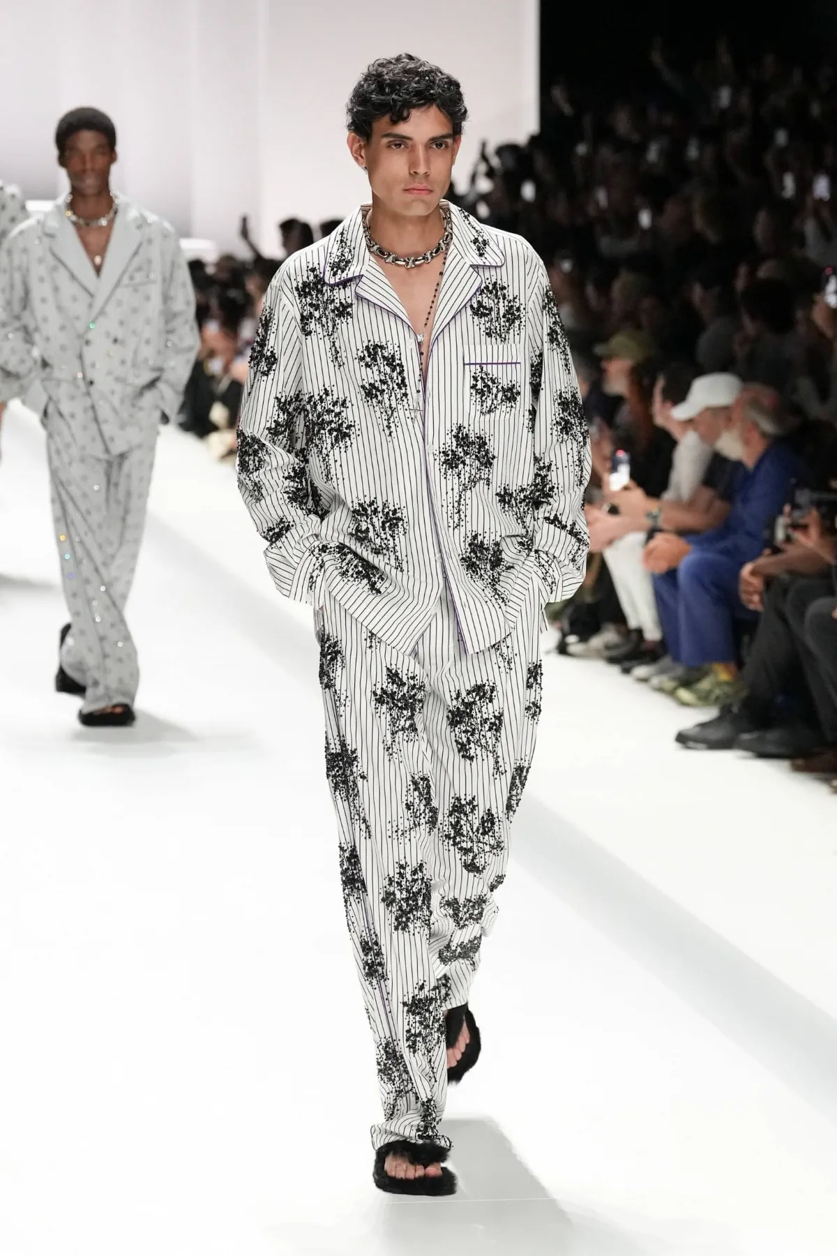 Pour le Printemps 2026, Dolce & Gabbana transforme le pyjama masculin en véritable manifeste de mode