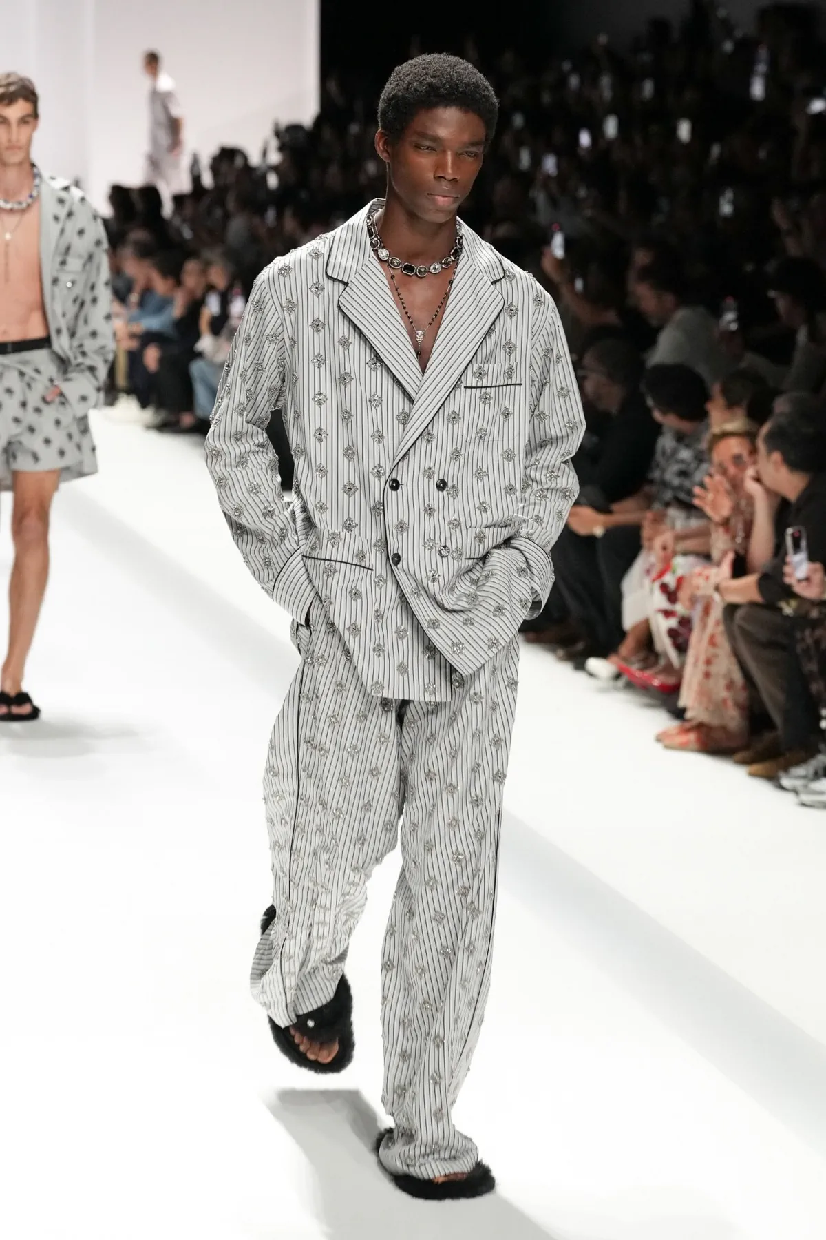 Pour le Printemps 2026, Dolce & Gabbana transforme le pyjama masculin en véritable manifeste de mode
