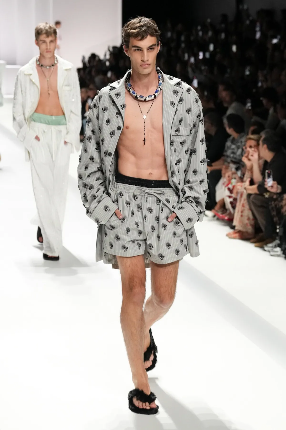 Pour le Printemps 2026, Dolce & Gabbana transforme le pyjama masculin en véritable manifeste de mode