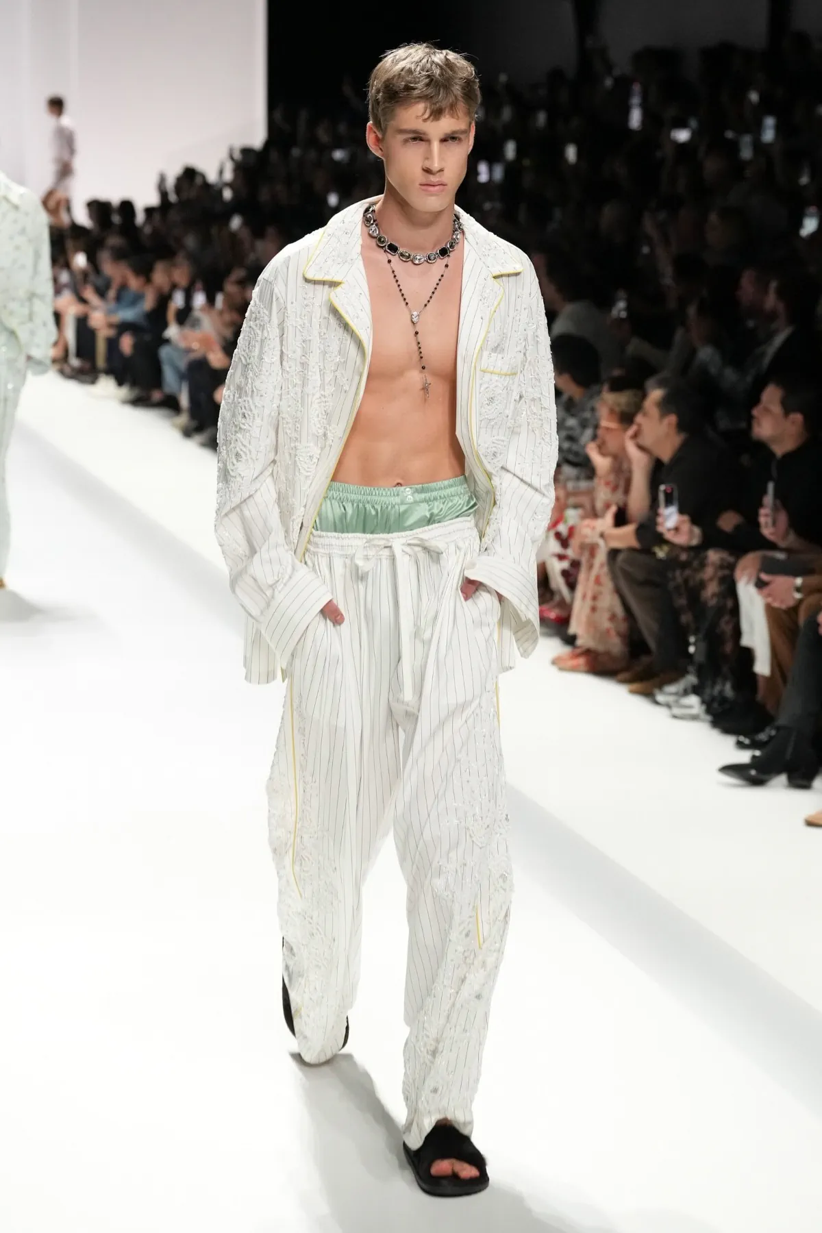 Pour le Printemps 2026, Dolce & Gabbana transforme le pyjama masculin en véritable manifeste de mode