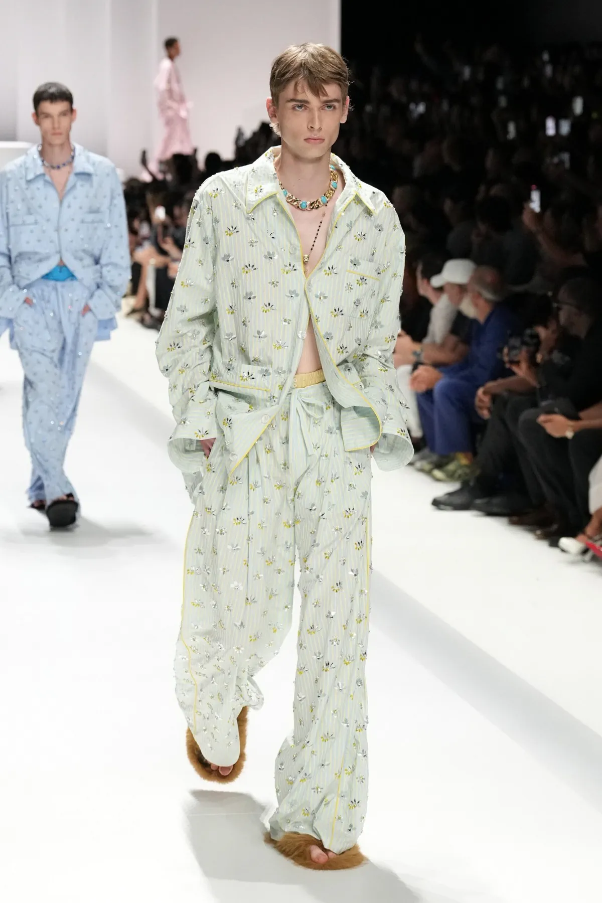 Pour le Printemps 2026, Dolce & Gabbana transforme le pyjama masculin en véritable manifeste de mode