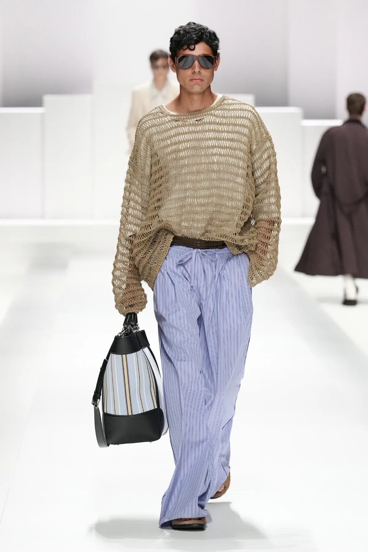 Pour le Printemps 2026, Dolce & Gabbana transforme le pyjama masculin en véritable manifeste de mode