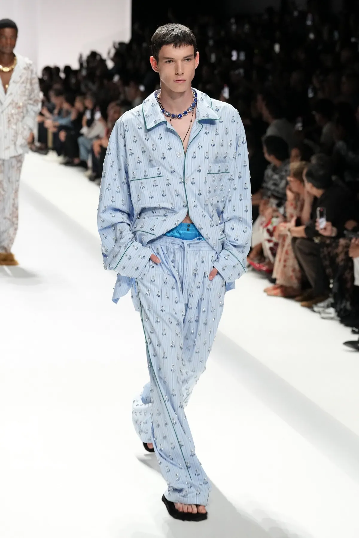 Pour le Printemps 2026, Dolce & Gabbana transforme le pyjama masculin en véritable manifeste de mode